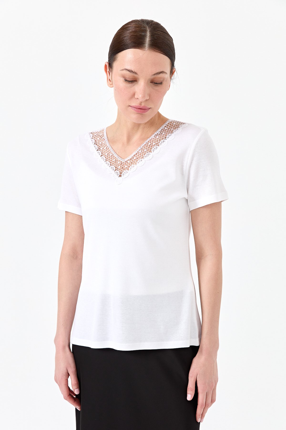 23451Kadın V Yaka Yakası Dantelli T-shirt Beyaz