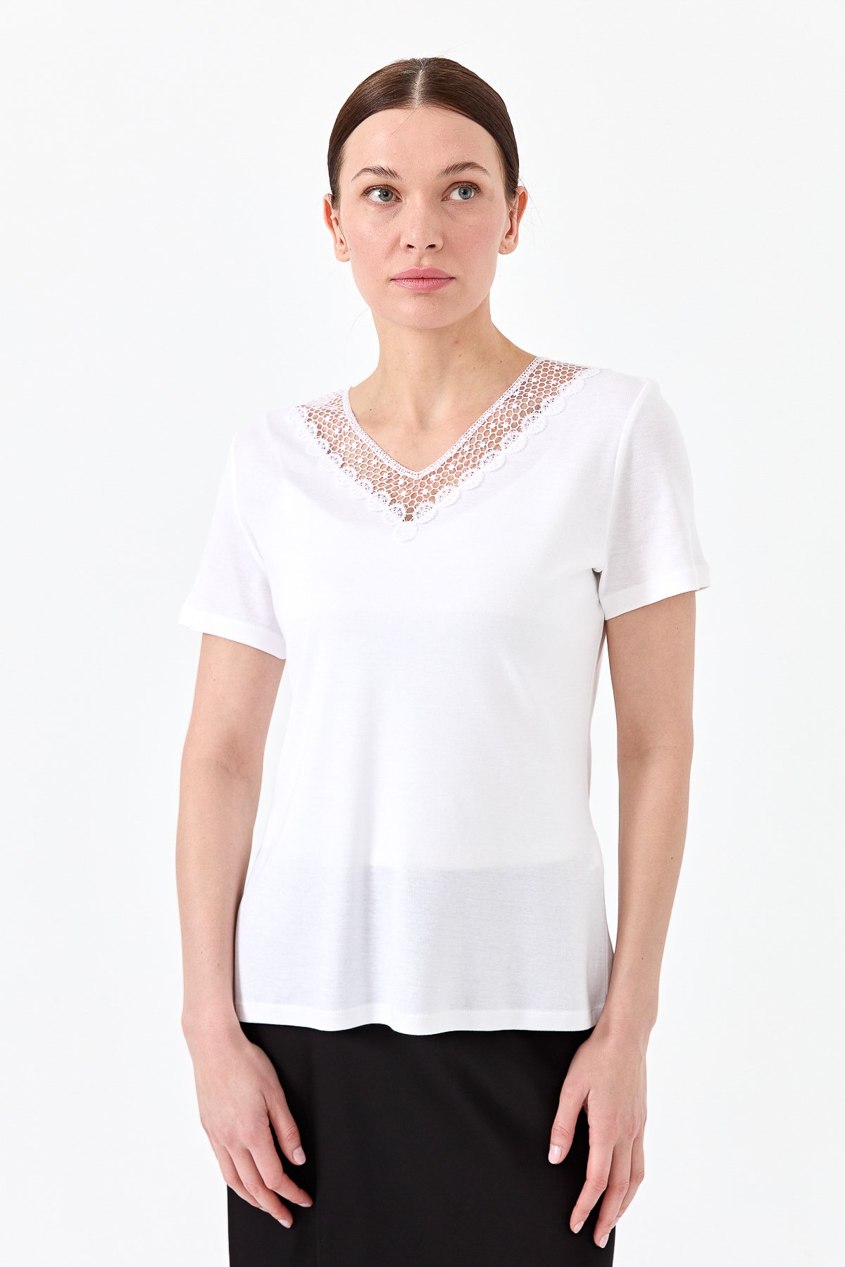 23451Kadın V Yaka Yakası Dantelli T-shirt Beyaz