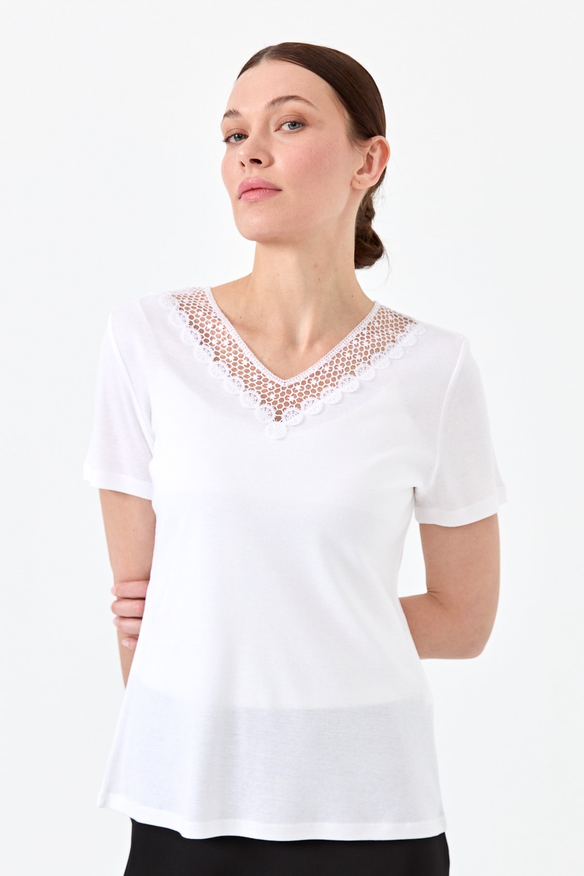 23451Kadın V Yaka Yakası Dantelli T-shirt Beyaz