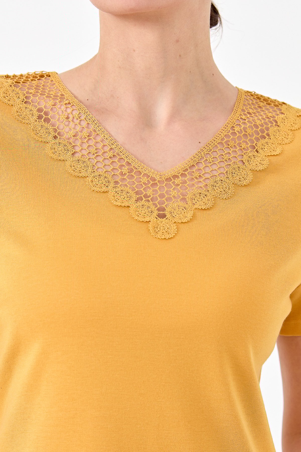 23451Kadın V Yaka Yakası Dantelli T-shirt Hardal