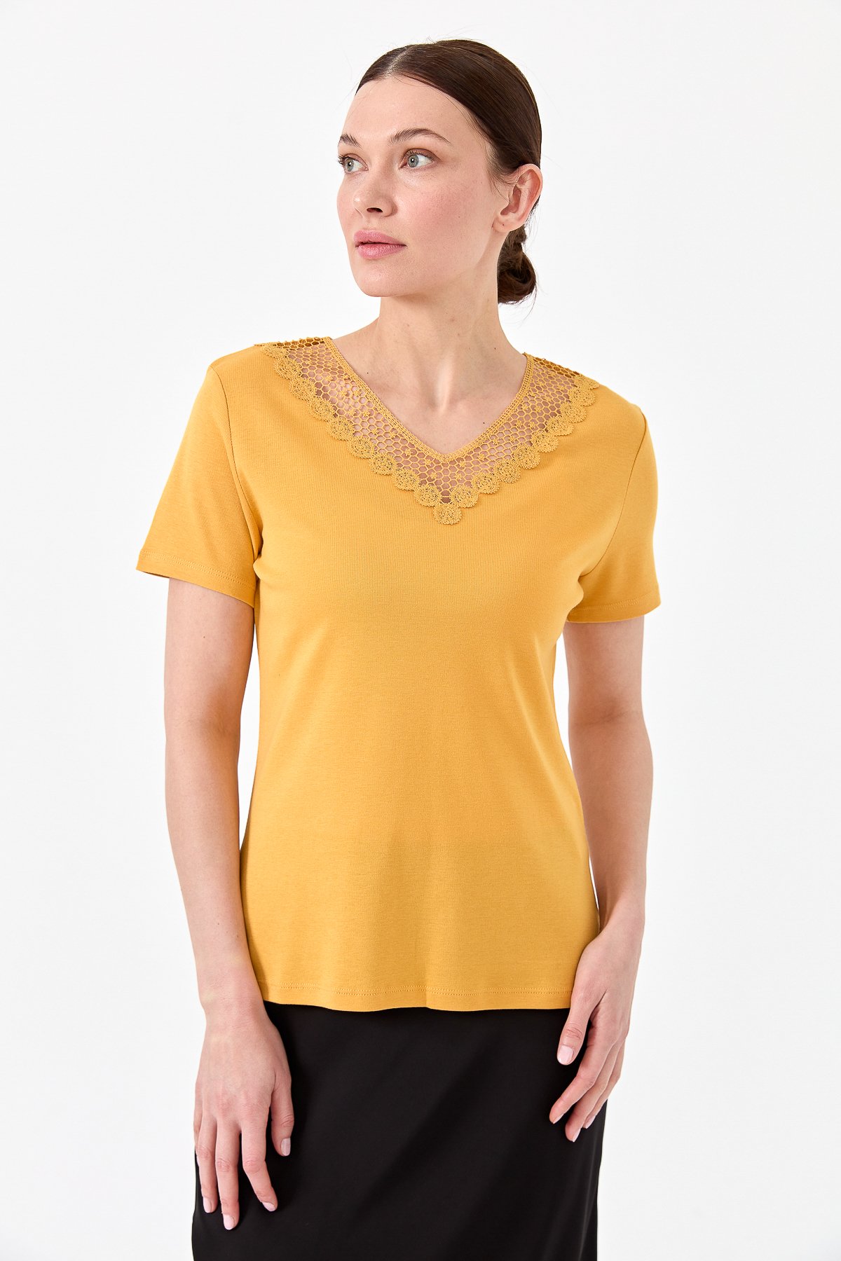 23451Kadın V Yaka Yakası Dantelli T-shirt Hardal