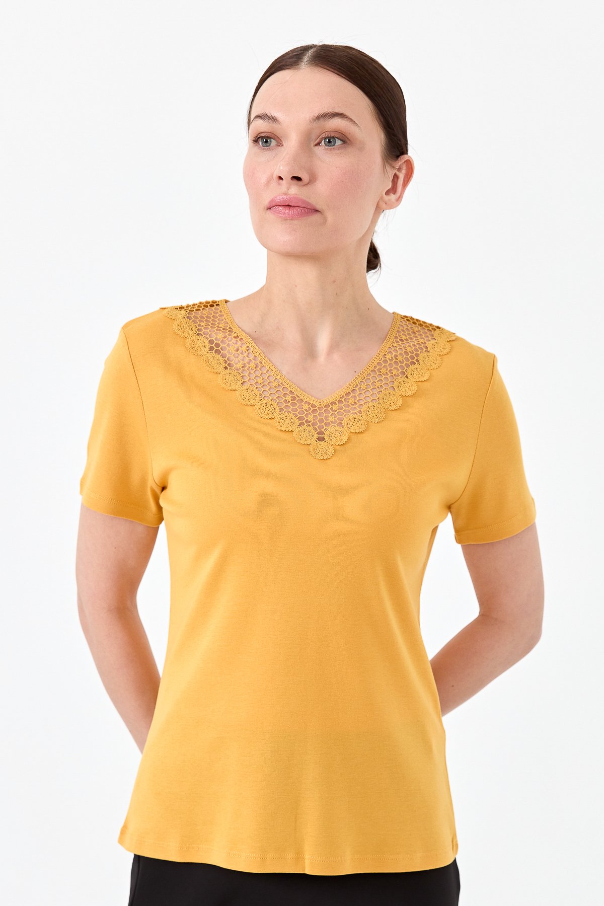 23451Kadın V Yaka Yakası Dantelli T-shirt Hardal