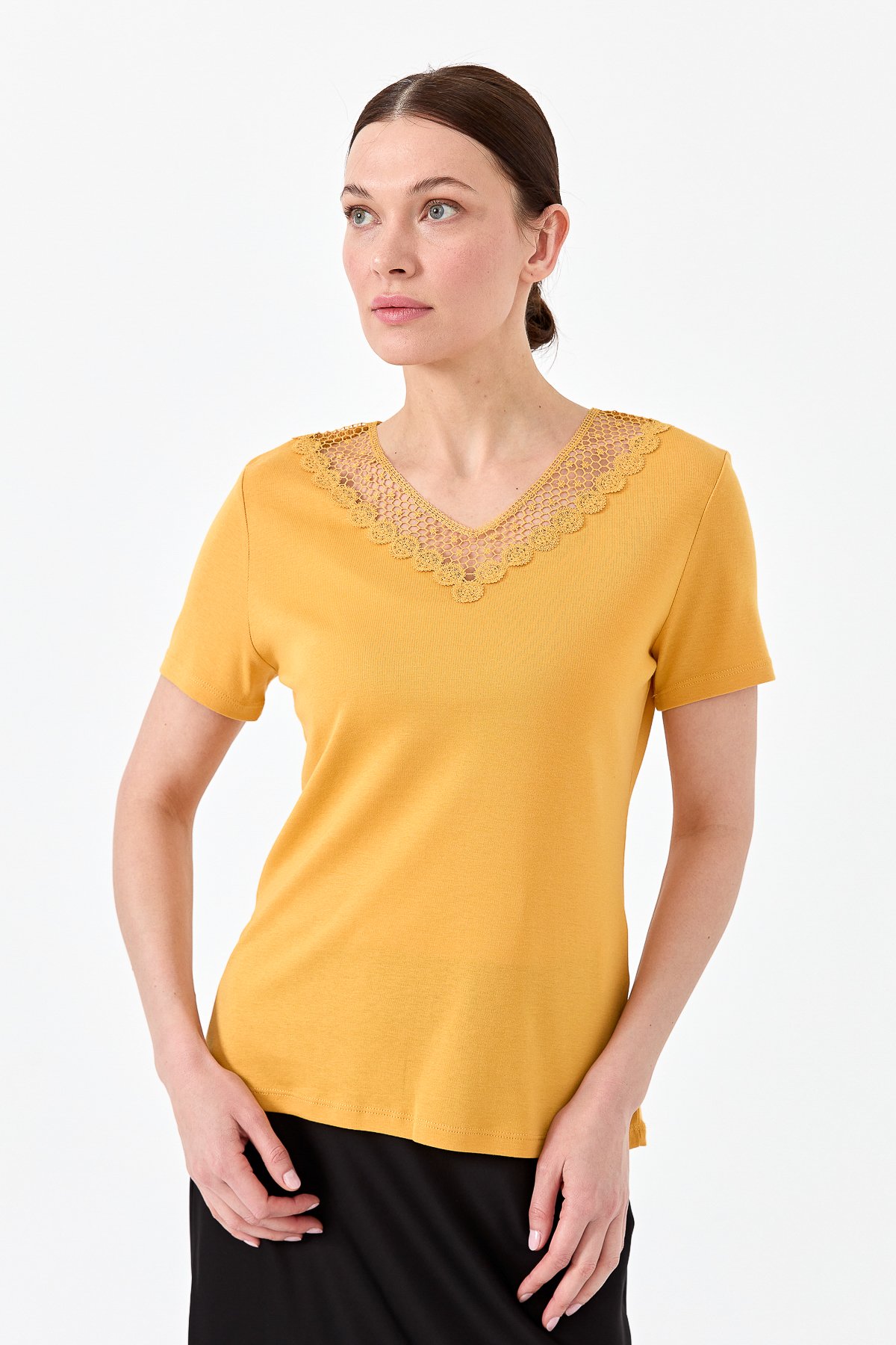 23451Kadın V Yaka Yakası Dantelli T-shirt Hardal