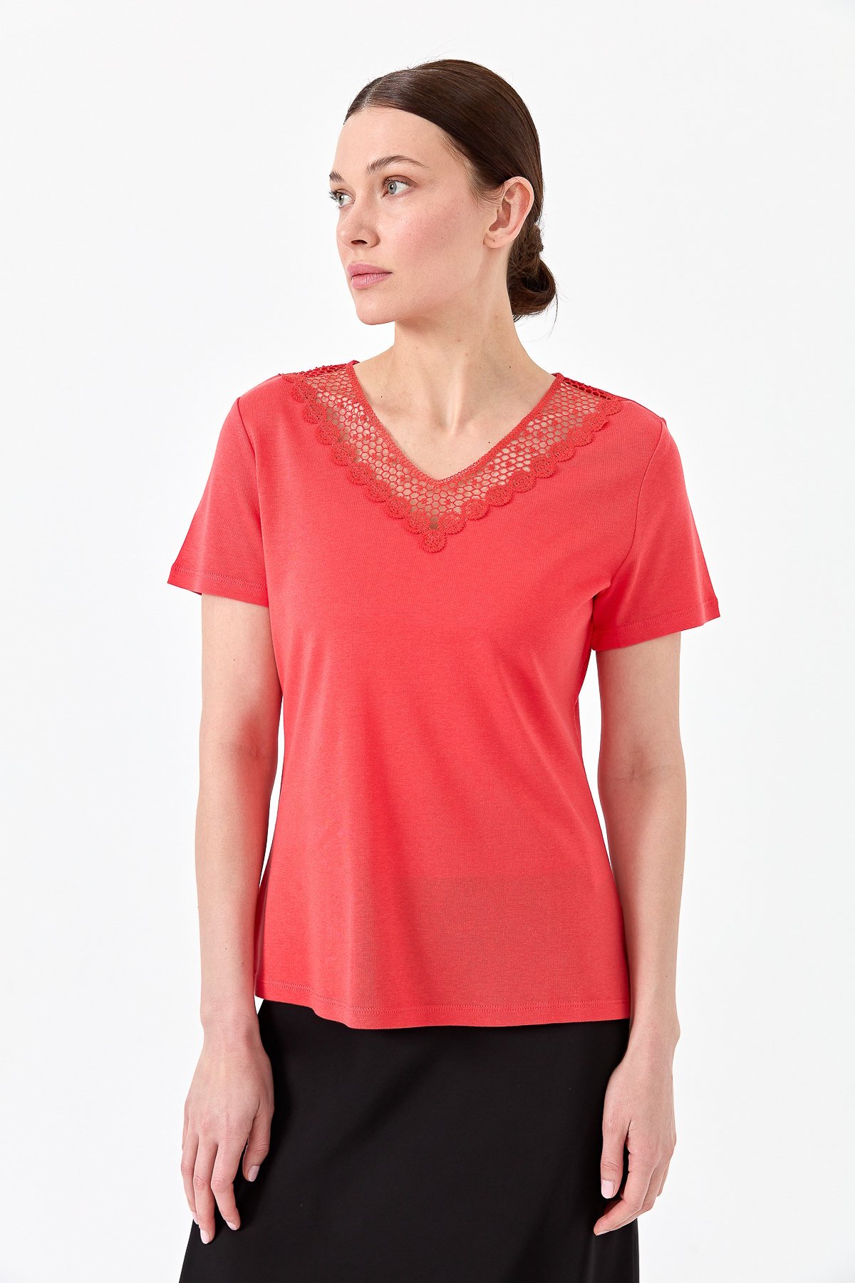 23451Kadın V Yaka Yakası Dantelli T-shirt Kırmızı
