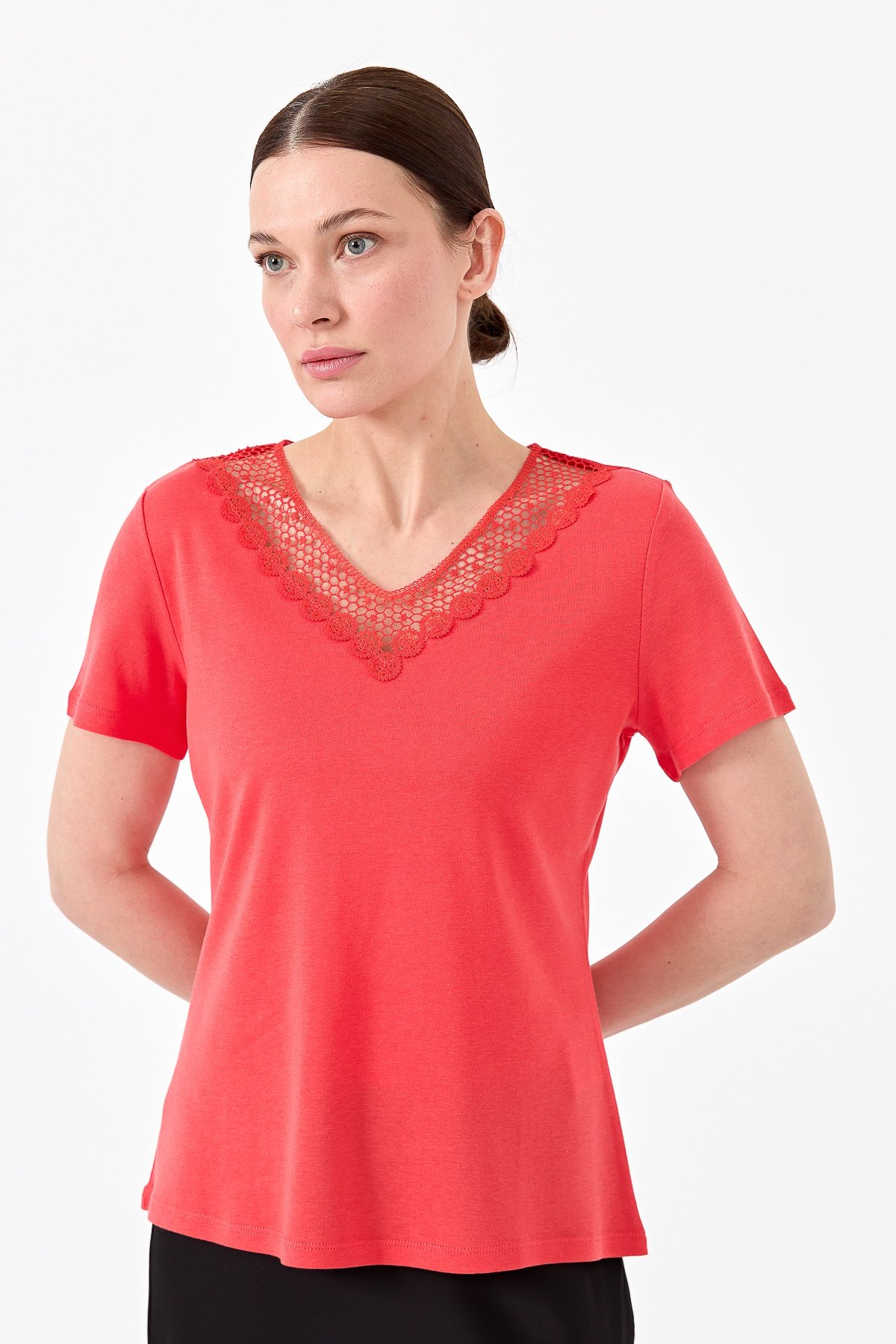 23451Kadın V Yaka Yakası Dantelli T-shirt Kırmızı