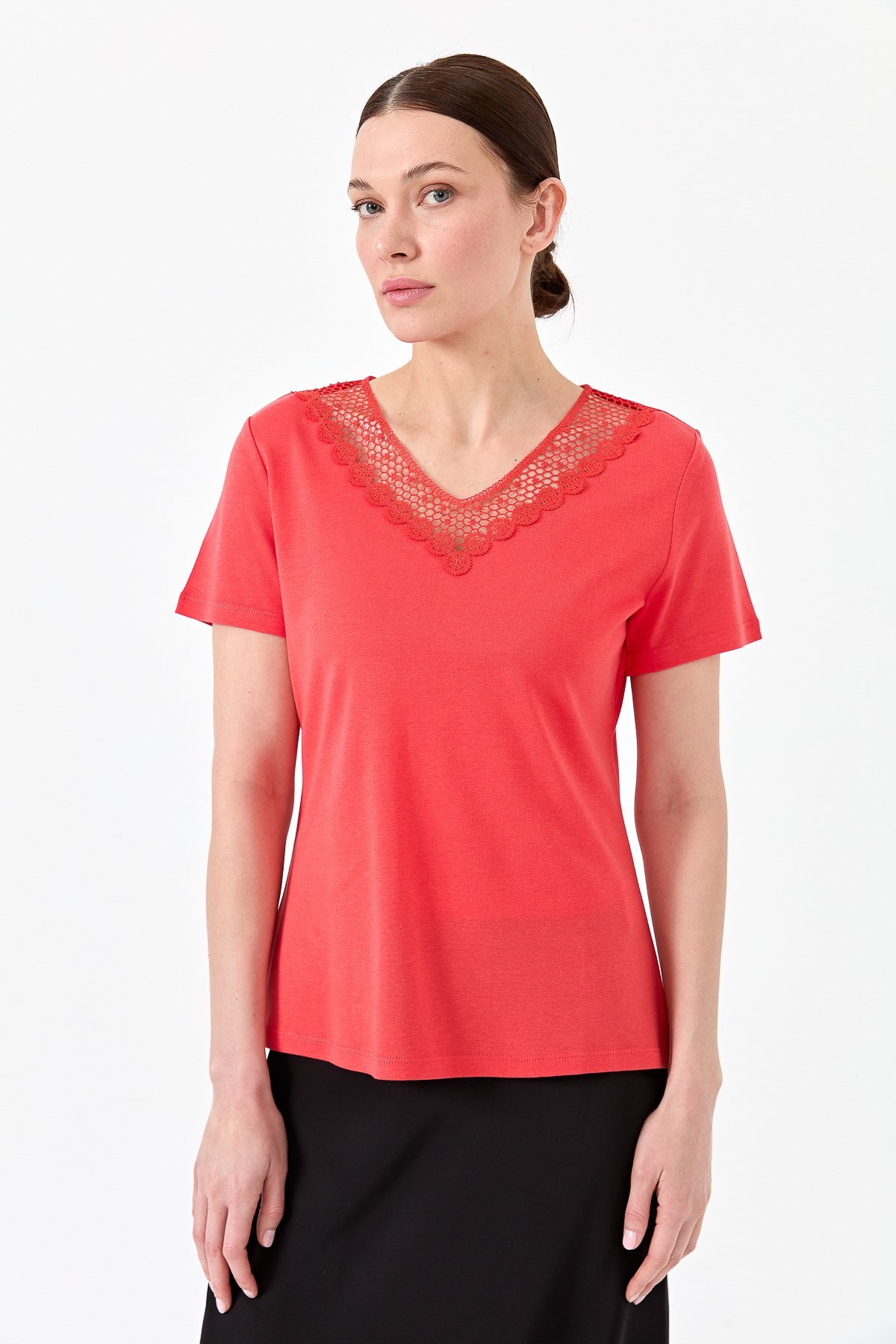 23451Kadın V Yaka Yakası Dantelli T-shirt Kırmızı