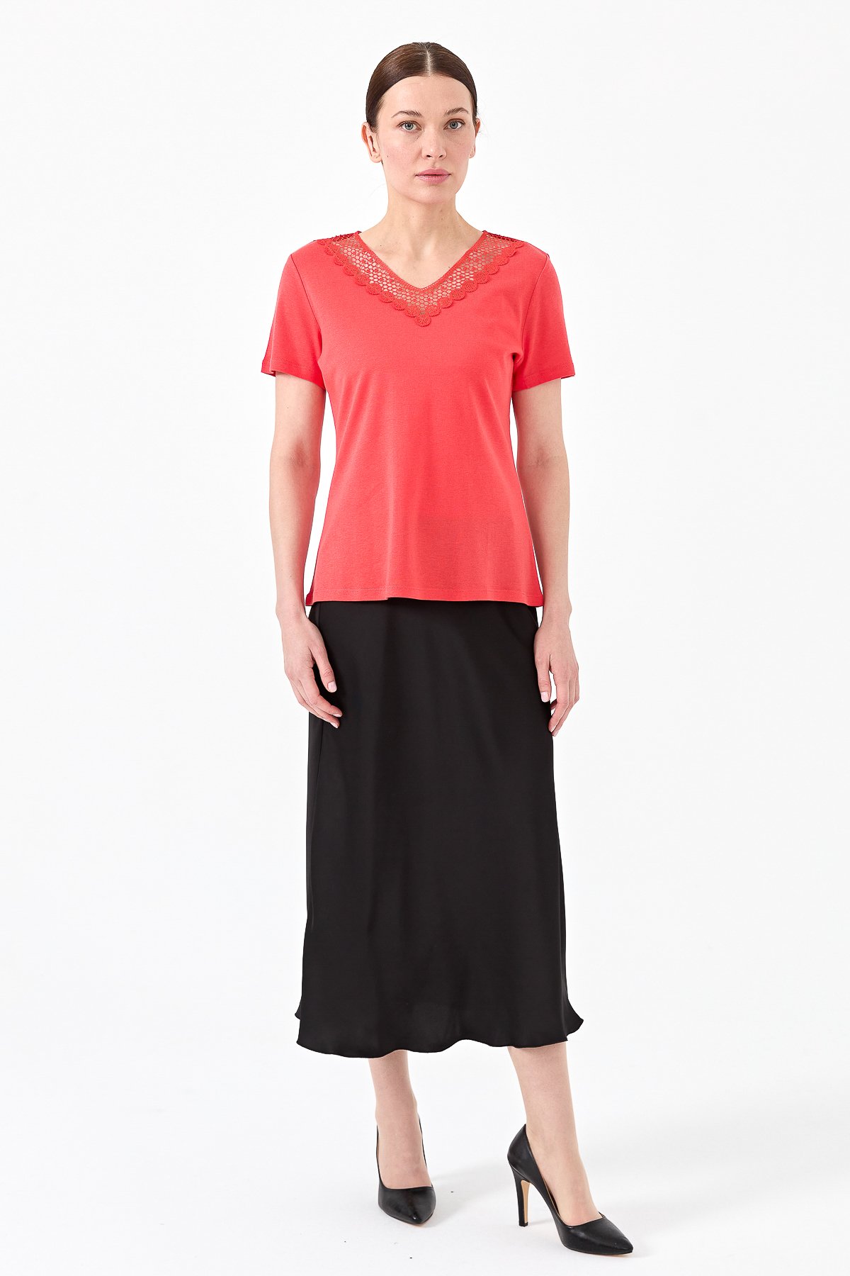 23451Kadın V Yaka Yakası Dantelli T-shirt Kırmızı