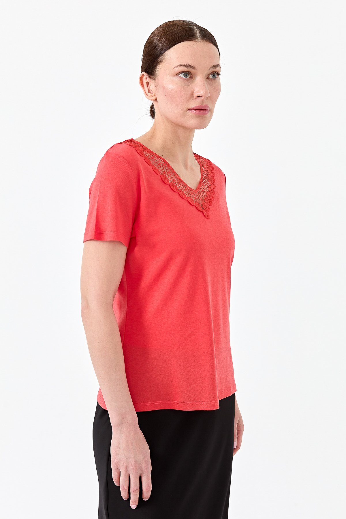 23451Kadın V Yaka Yakası Dantelli T-shirt Kırmızı