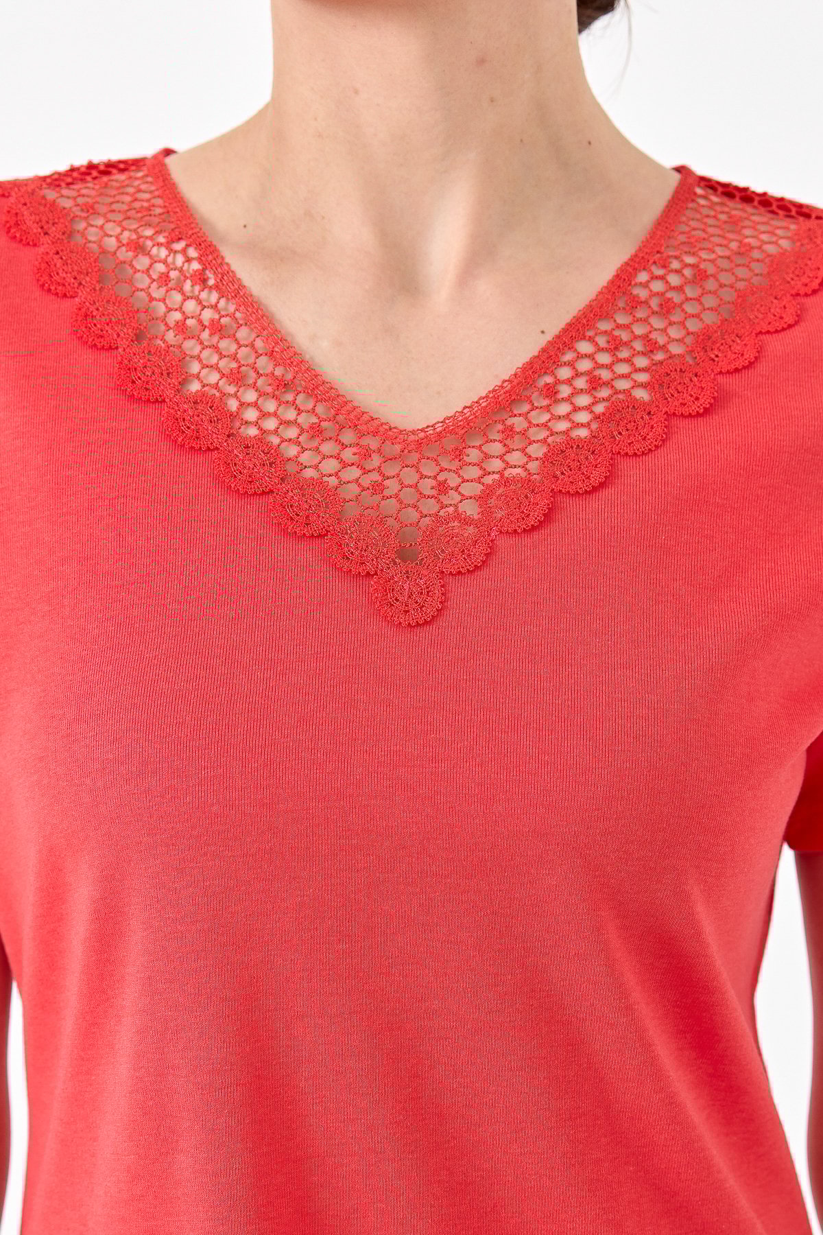 23451Kadın V Yaka Yakası Dantelli T-shirt Kırmızı