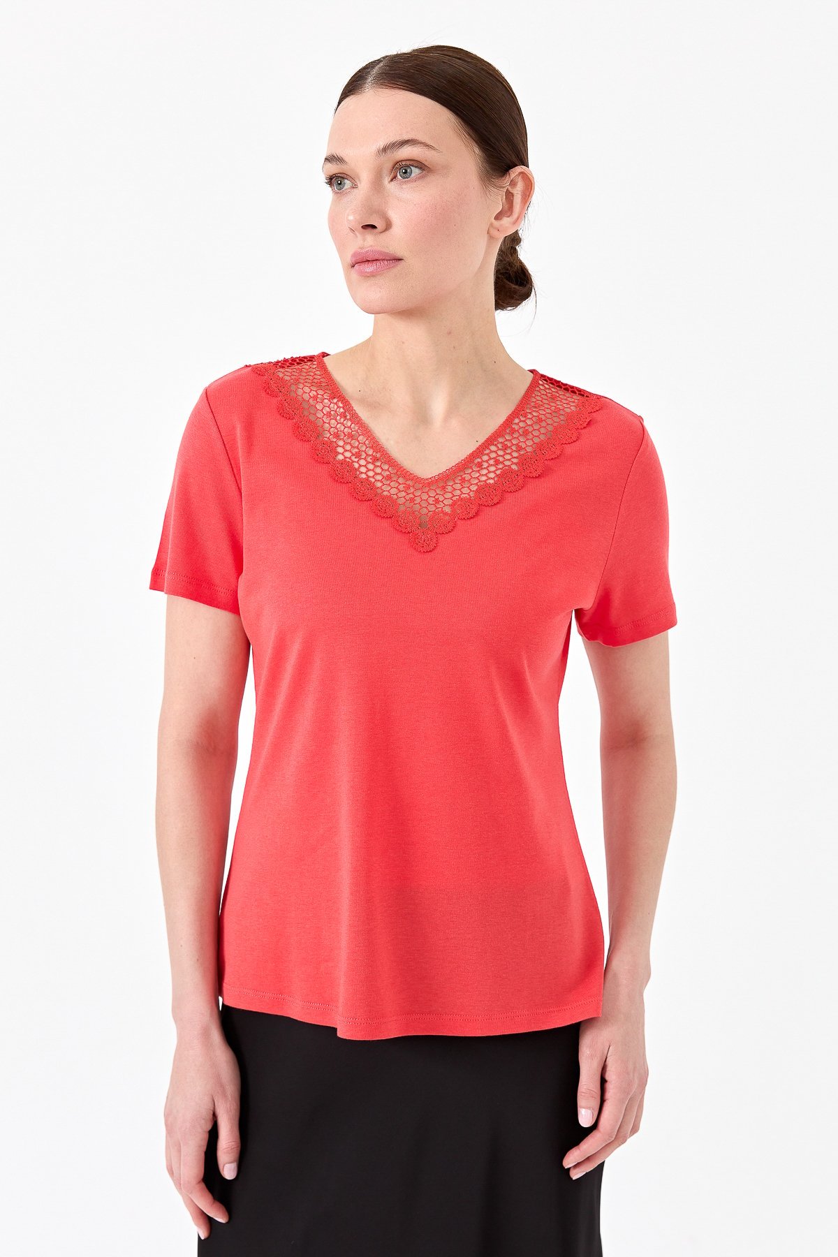 23451Kadın V Yaka Yakası Dantelli T-shirt Kırmızı