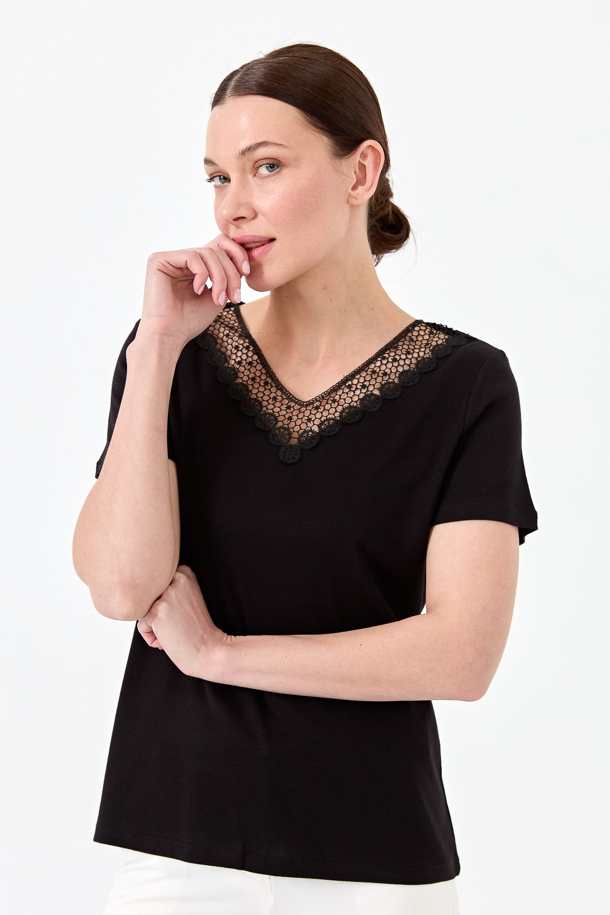 23451Kadın V Yaka Yakası Dantelli T-shirt Siyah