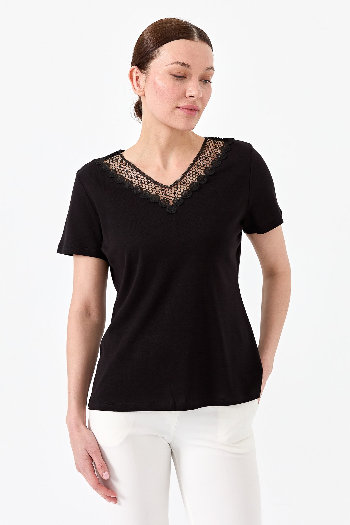 23451Kadın V Yaka Yakası Dantelli T-shirt Siyah