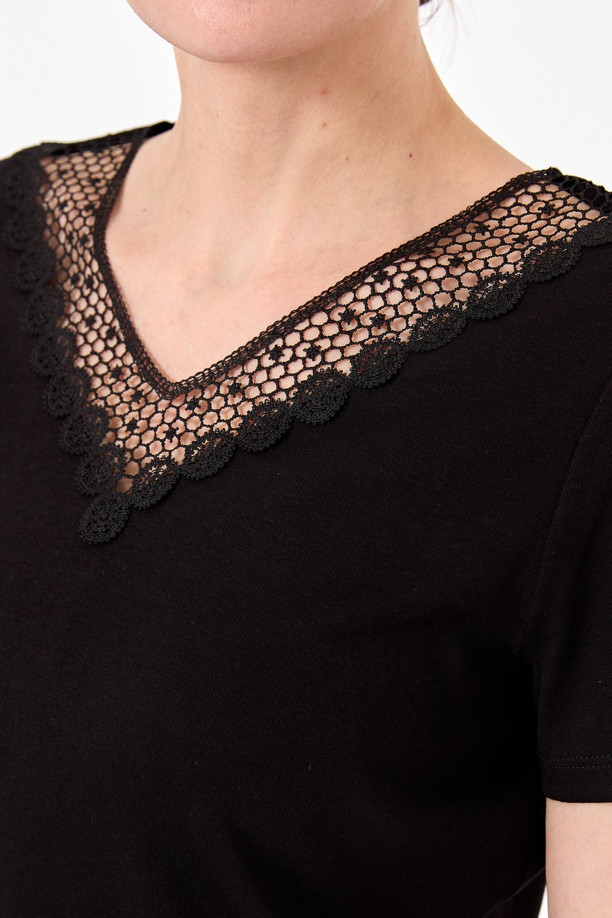 23451Kadın V Yaka Yakası Dantelli T-shirt Siyah