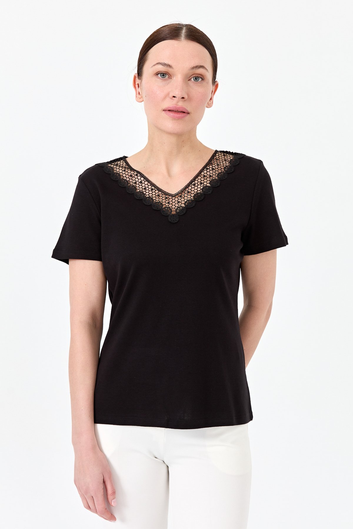 23451Kadın V Yaka Yakası Dantelli T-shirt Siyah