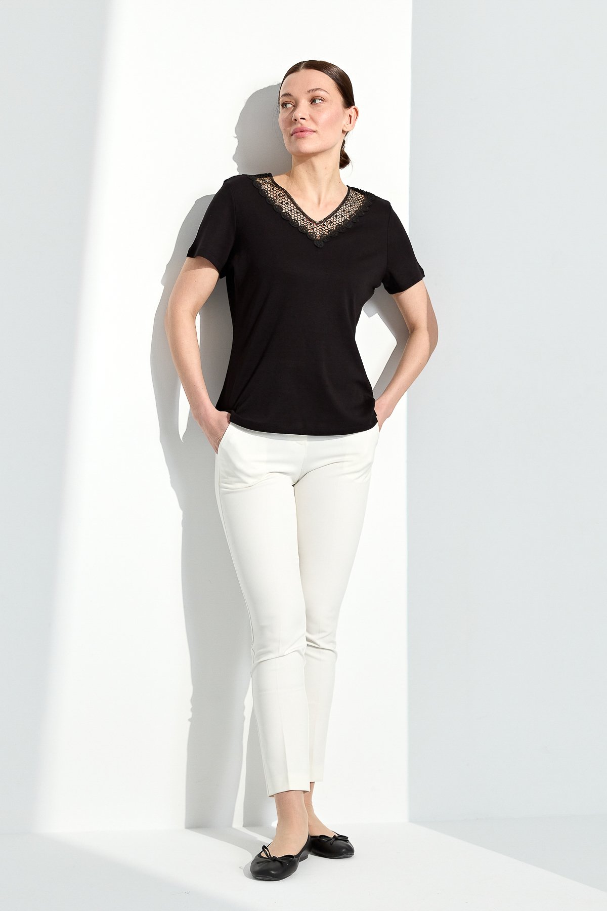 23451Kadın V Yaka Yakası Dantelli T-shirt Siyah