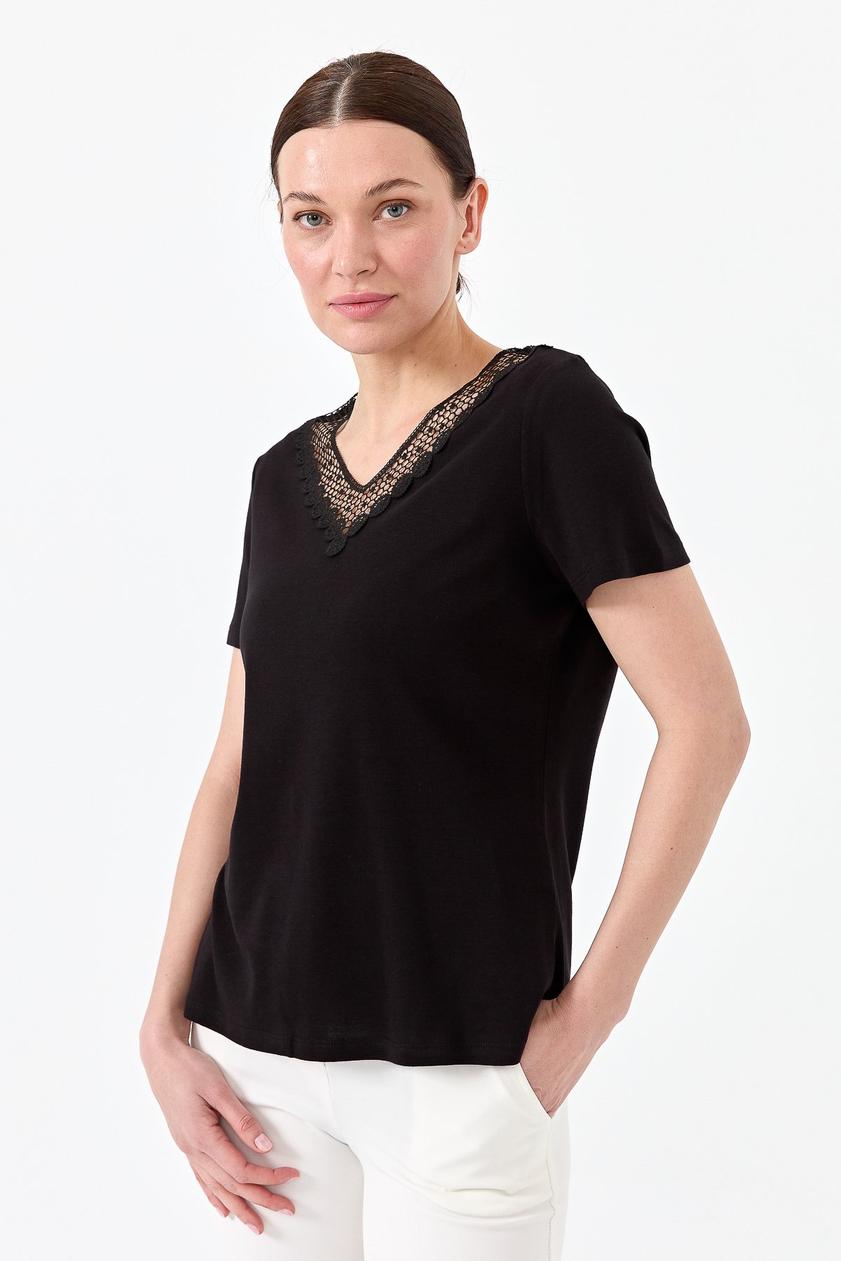 23451Kadın V Yaka Yakası Dantelli T-shirt Siyah
