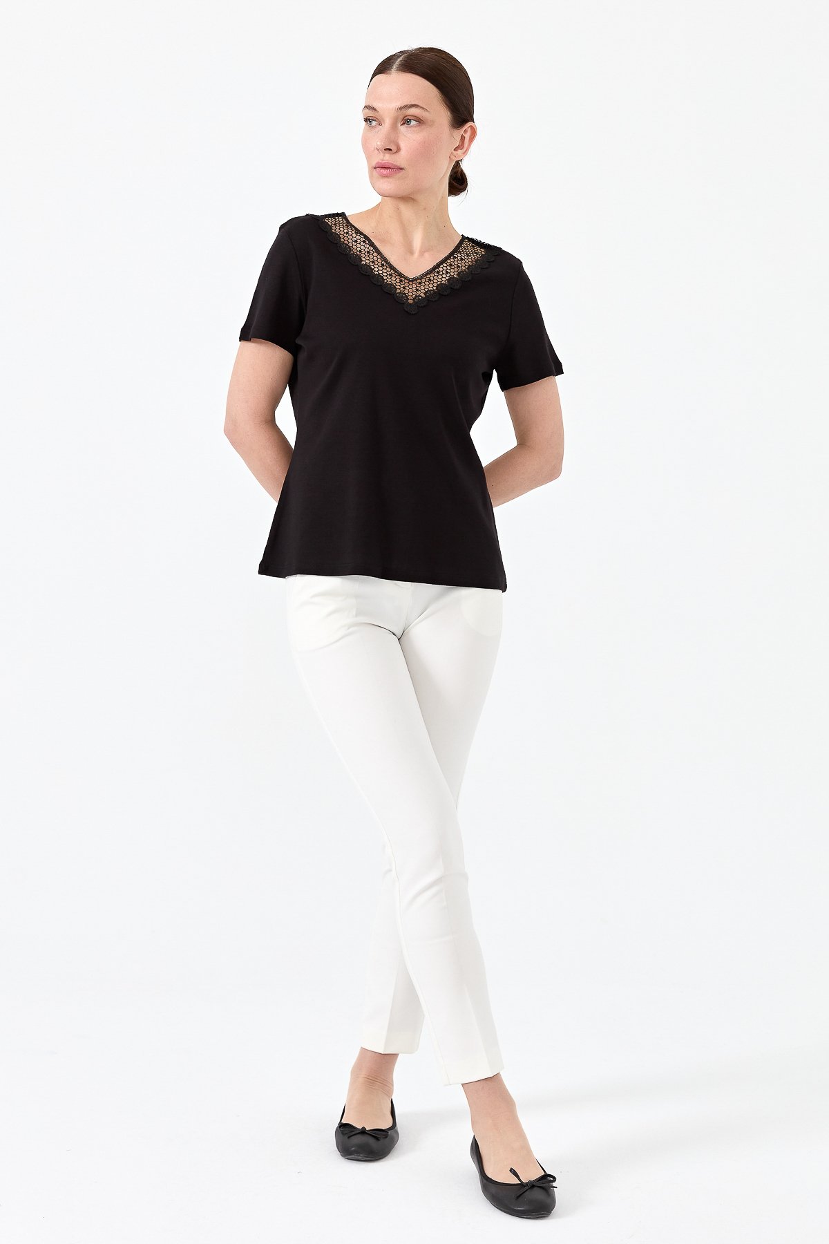 23451Kadın V Yaka Yakası Dantelli T-shirt Siyah