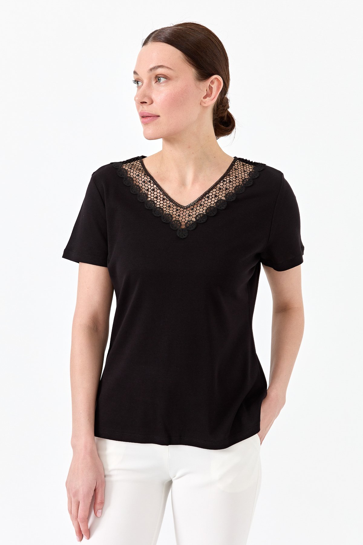 23451Kadın V Yaka Yakası Dantelli T-shirt Siyah