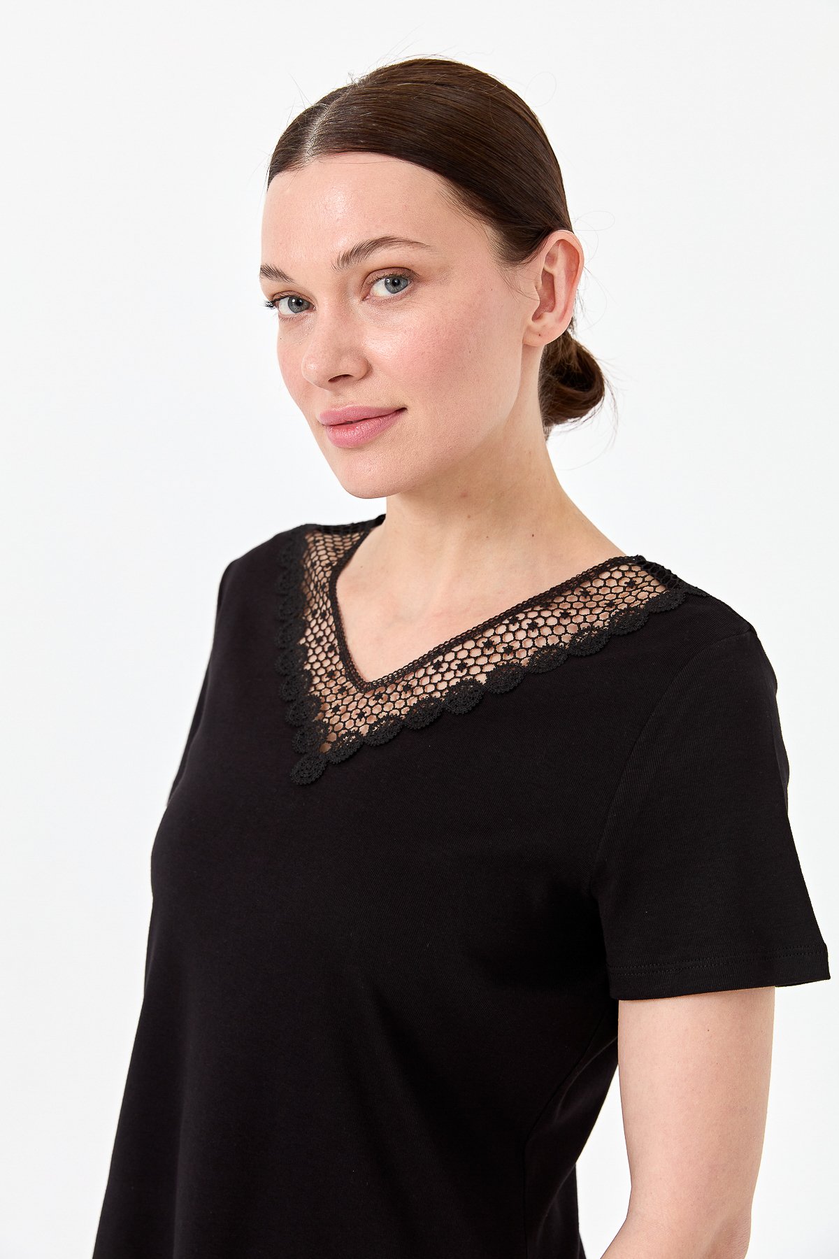 23451Kadın V Yaka Yakası Dantelli T-shirt Siyah