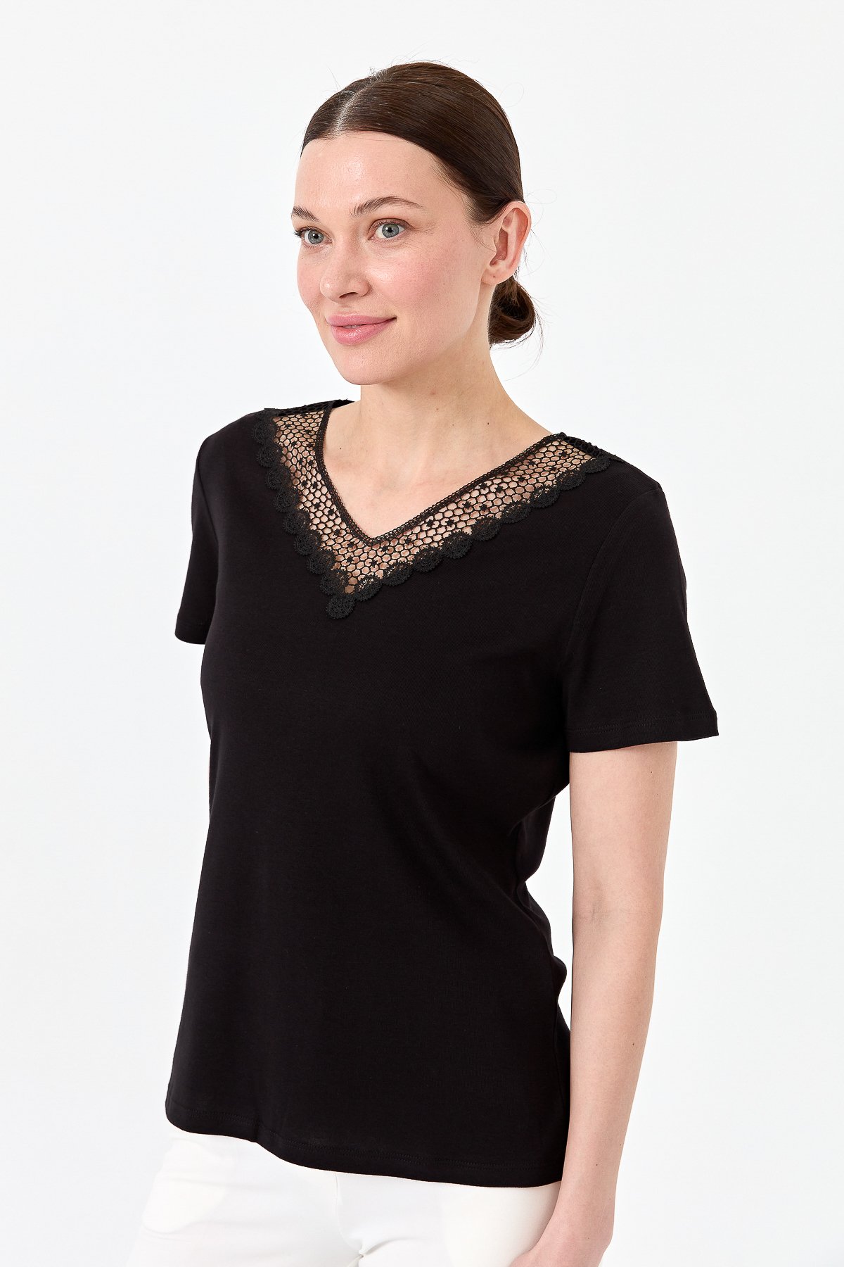23451Kadın V Yaka Yakası Dantelli T-shirt Siyah