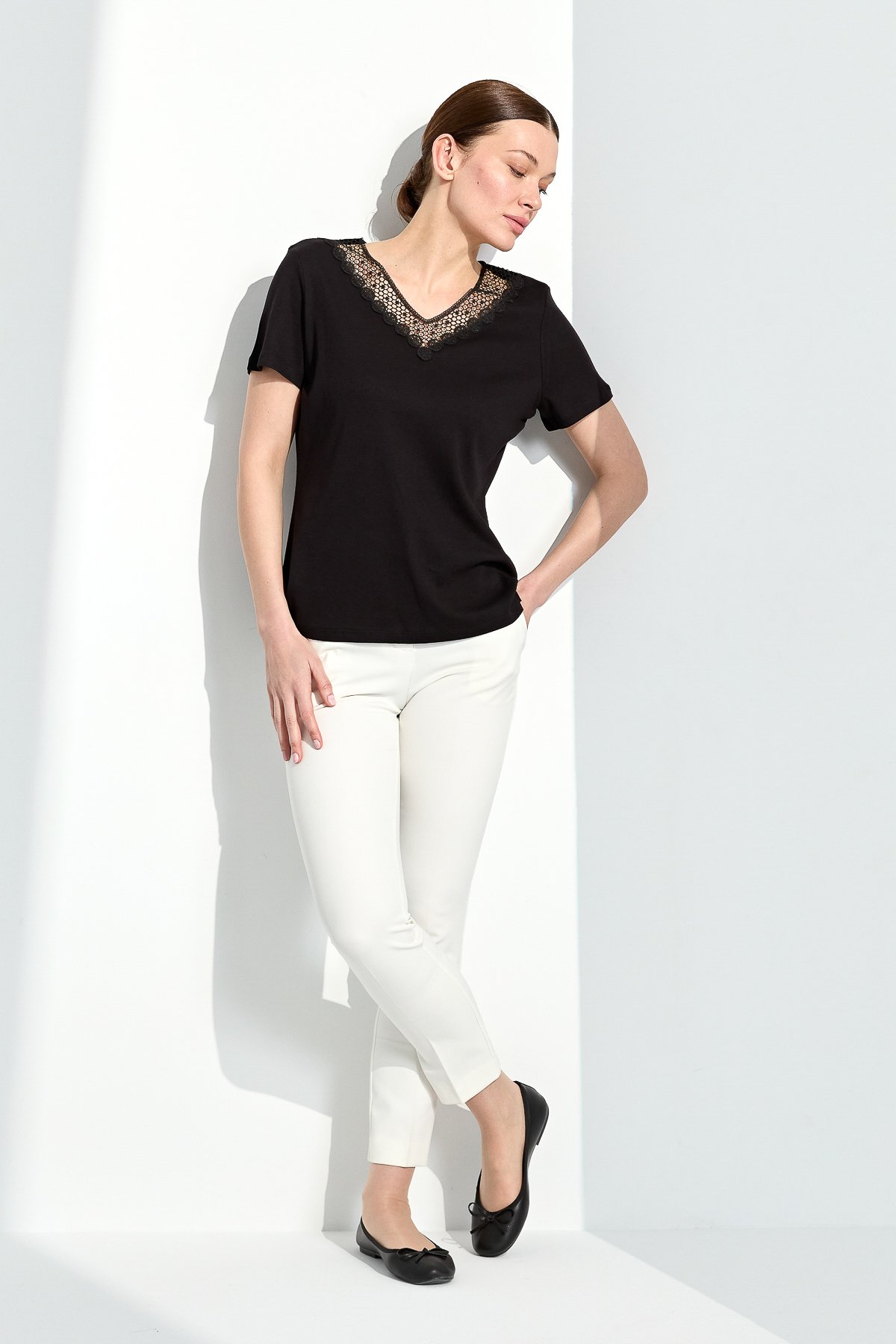 23451Kadın V Yaka Yakası Dantelli T-shirt Siyah