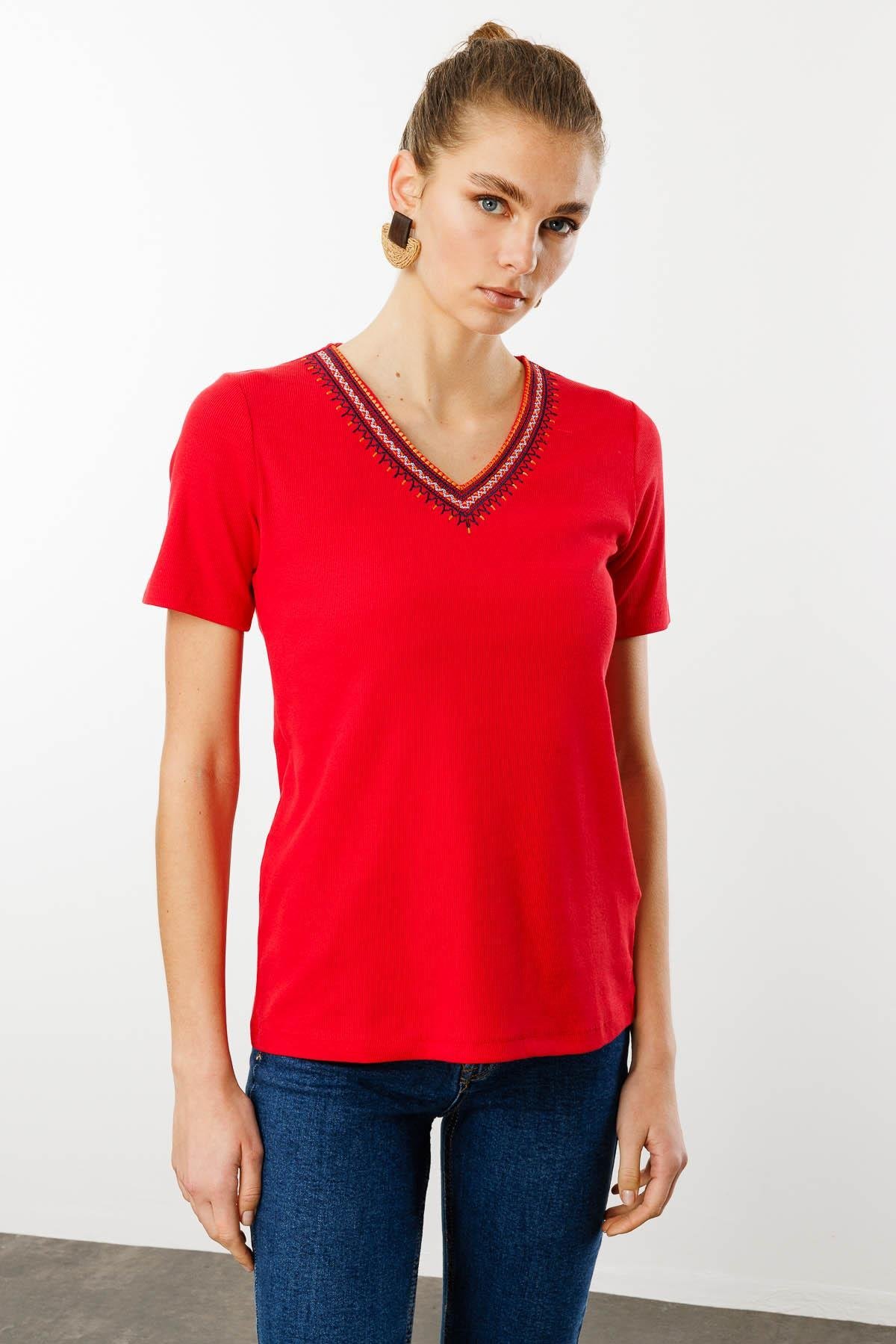 25758Kadın V Yaka Yakası Nakış İşlemeli Pamuklu T-Shirt Kırmızı