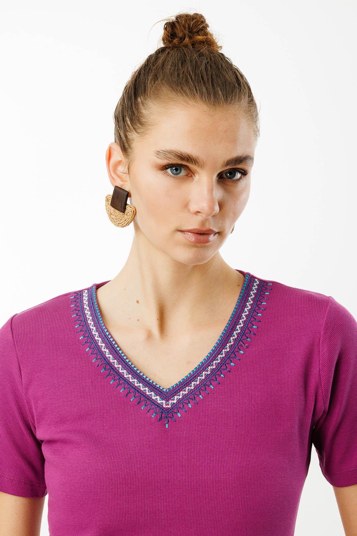 25758Kadın V Yaka Yakası Nakış İşlemeli Pamuklu T-Shirt Fuşya