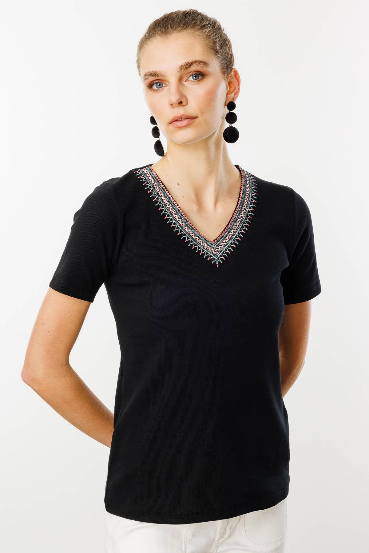 25758Kadın V Yaka Yakası Nakış İşlemeli Pamuklu T-Shirt Siyah