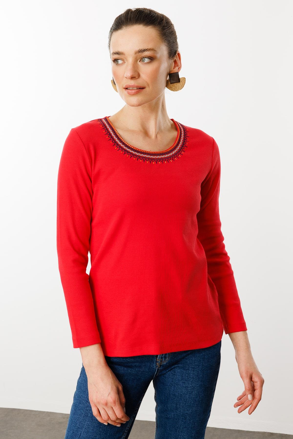 25759Kadın V Yaka Yakası Nakış İşlemeli Pamuklu Bluz Kırmızı