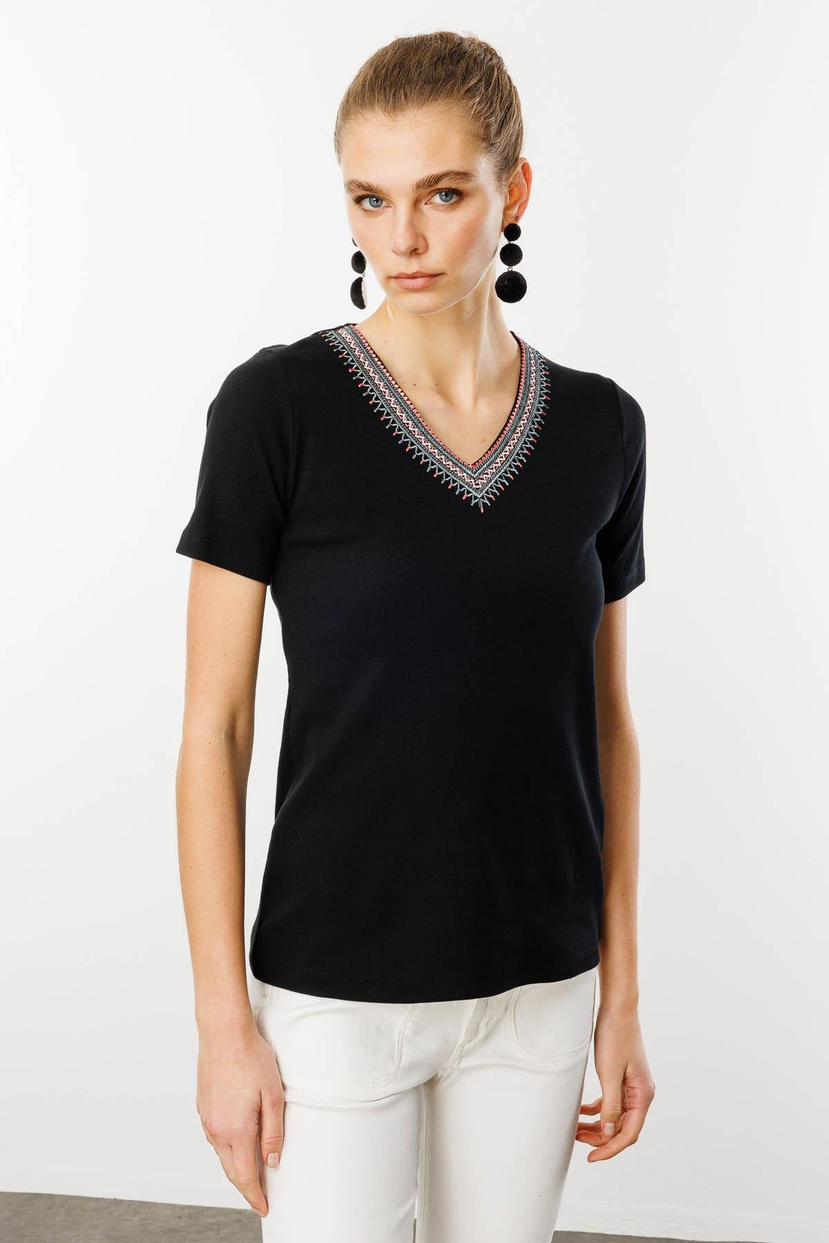 25758Kadın V Yaka Yakası Nakış İşlemeli Pamuklu T-Shirt Siyah
