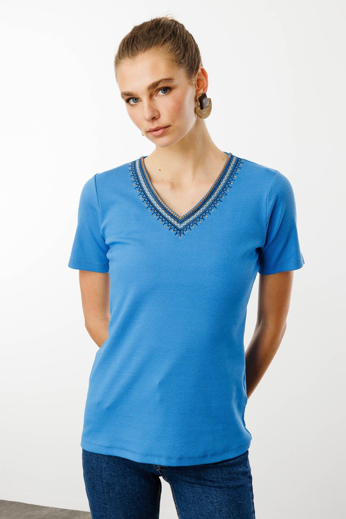 25758Kadın V Yaka Yakası Nakış İşlemeli Pamuklu T-Shirt Mavi