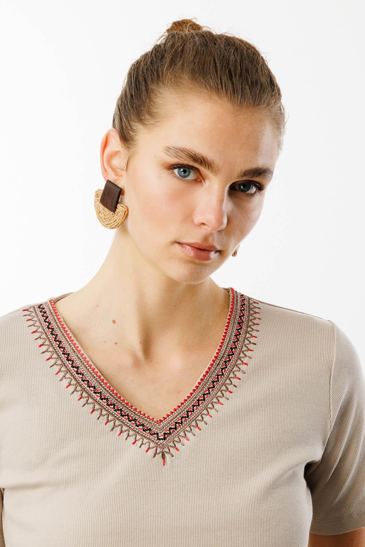 25758Kadın V Yaka Yakası Nakış İşlemeli Pamuklu T-Shirt Bej