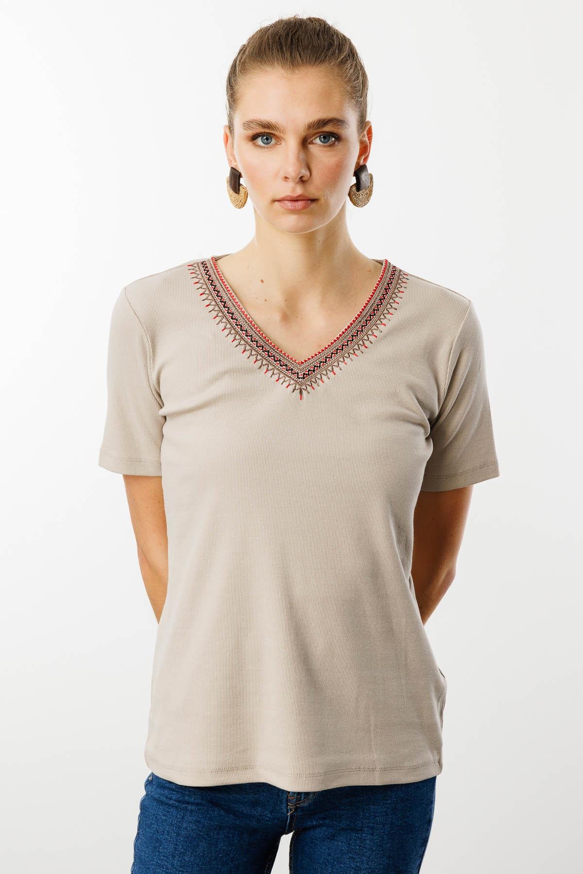 25758Kadın V Yaka Yakası Nakış İşlemeli Pamuklu T-Shirt Bej