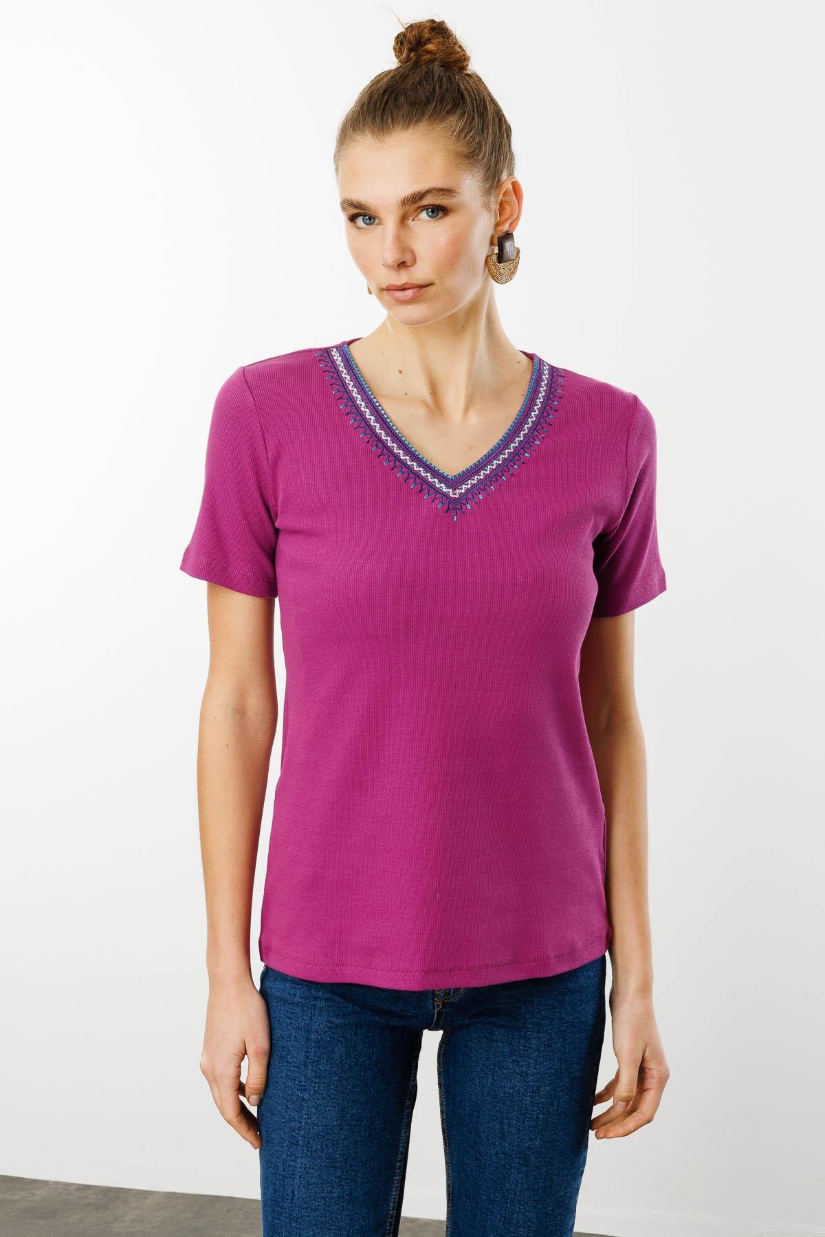 25758Kadın V Yaka Yakası Nakış İşlemeli Pamuklu T-Shirt Fuşya