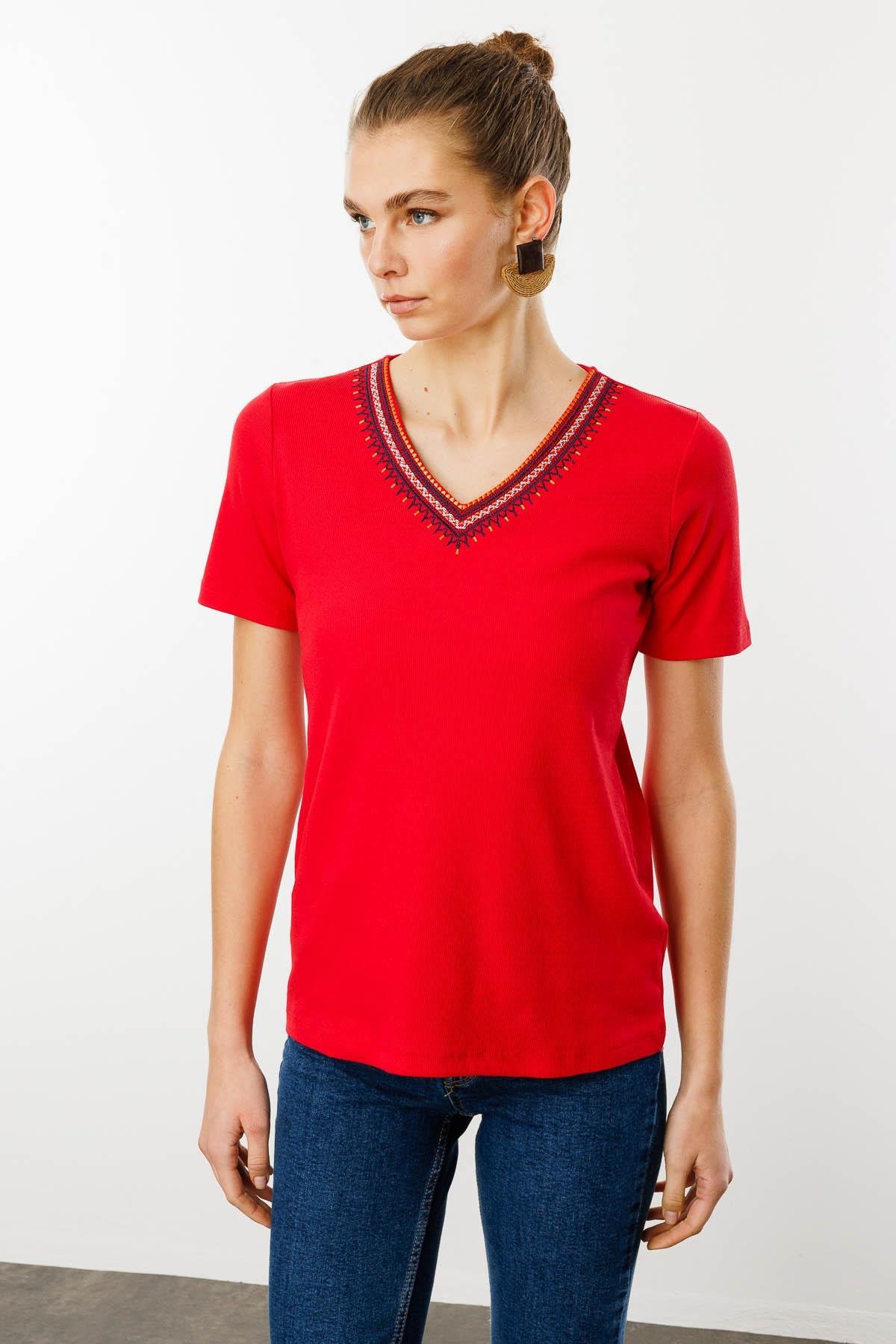 25758Kadın V Yaka Yakası Nakış İşlemeli Pamuklu T-Shirt Kırmızı