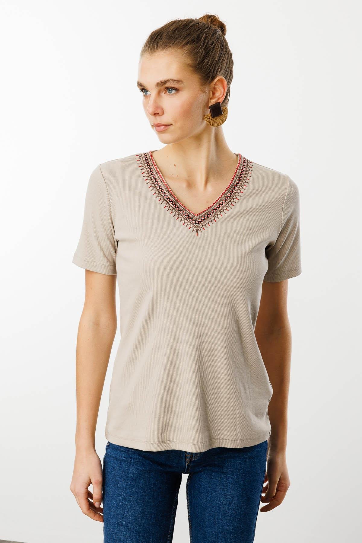 25758Kadın V Yaka Yakası Nakış İşlemeli Pamuklu T-Shirt Bej