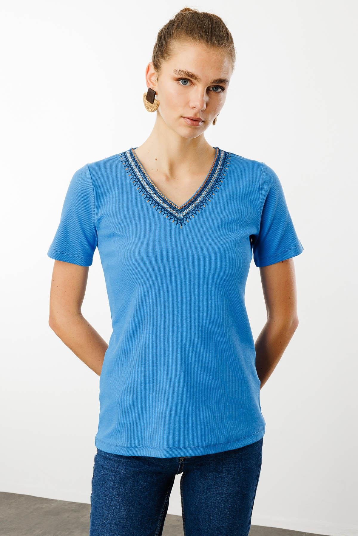 25758Kadın V Yaka Yakası Nakış İşlemeli Pamuklu T-Shirt Mavi