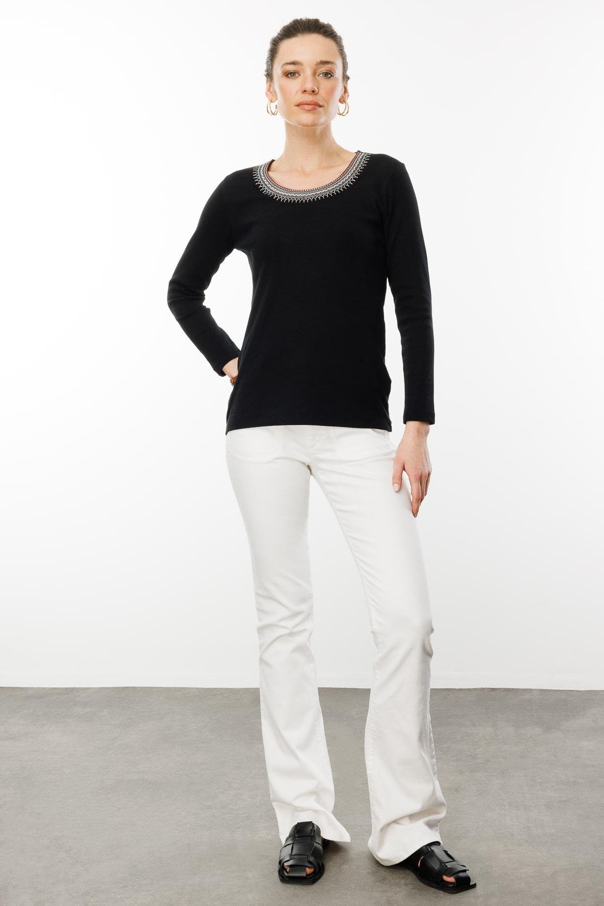 25759Kadın V Yaka Yakası Nakış İşlemeli Pamuklu Bluz Siyah