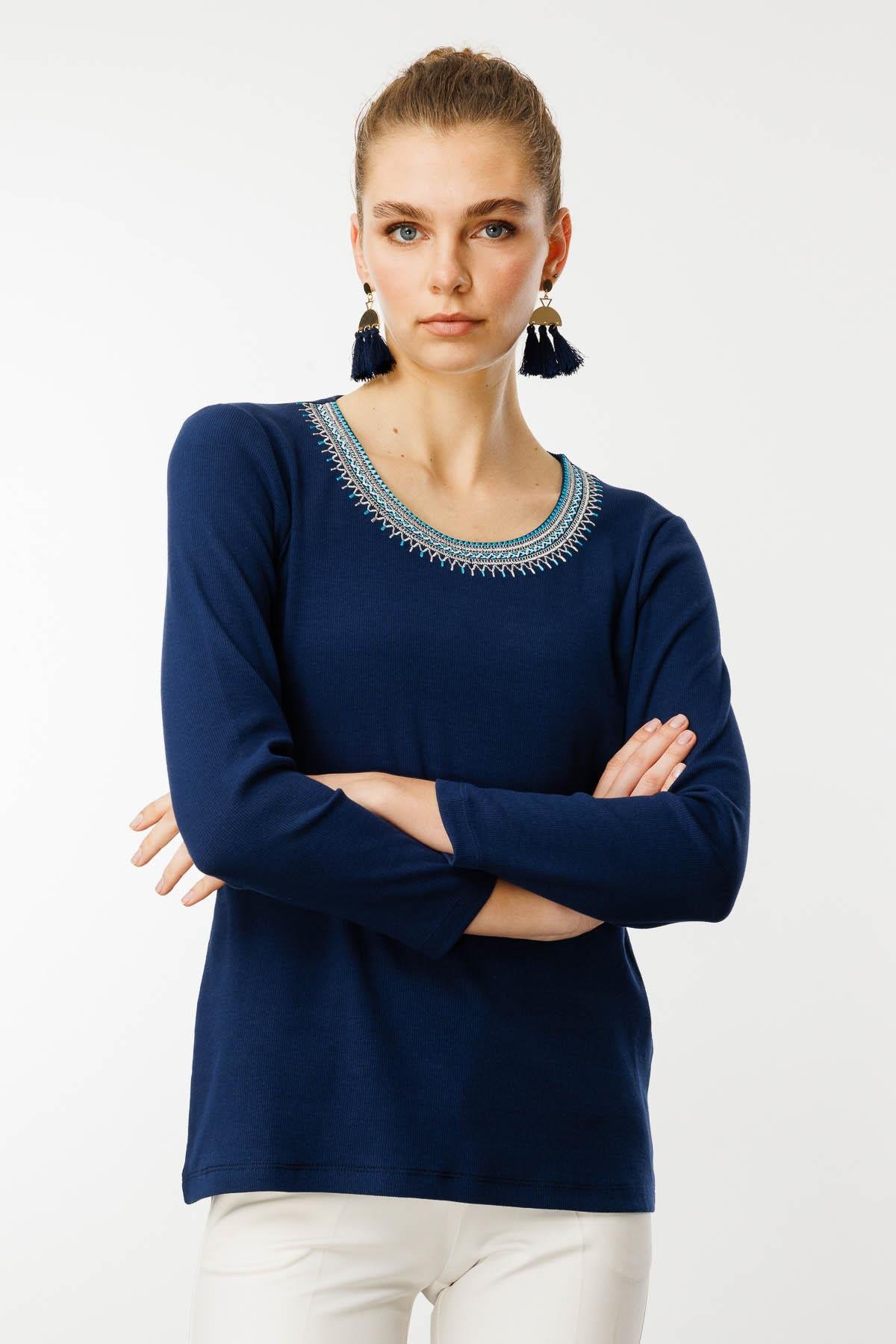 25759Kadın V Yaka Yakası Nakış İşlemeli Pamuklu Bluz Lacivert