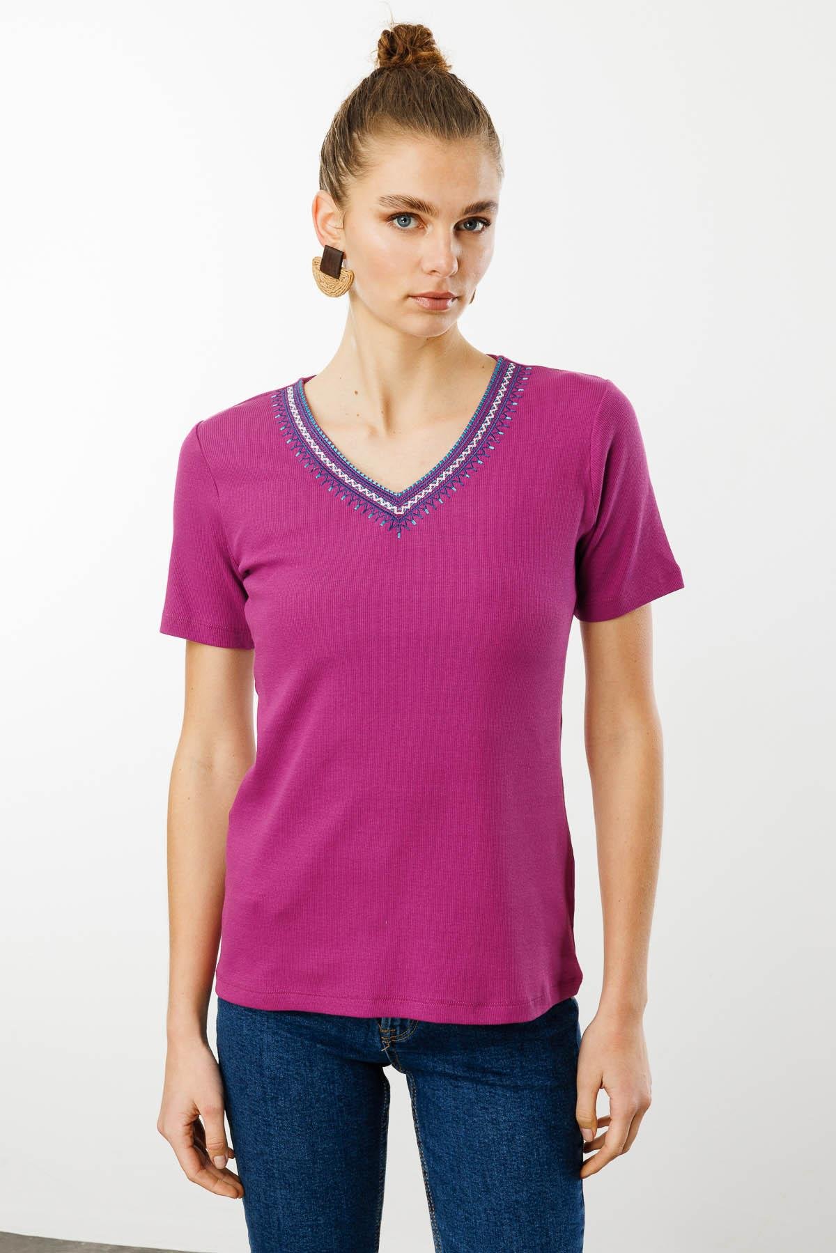 25758Kadın V Yaka Yakası Nakış İşlemeli Pamuklu T-Shirt Fuşya