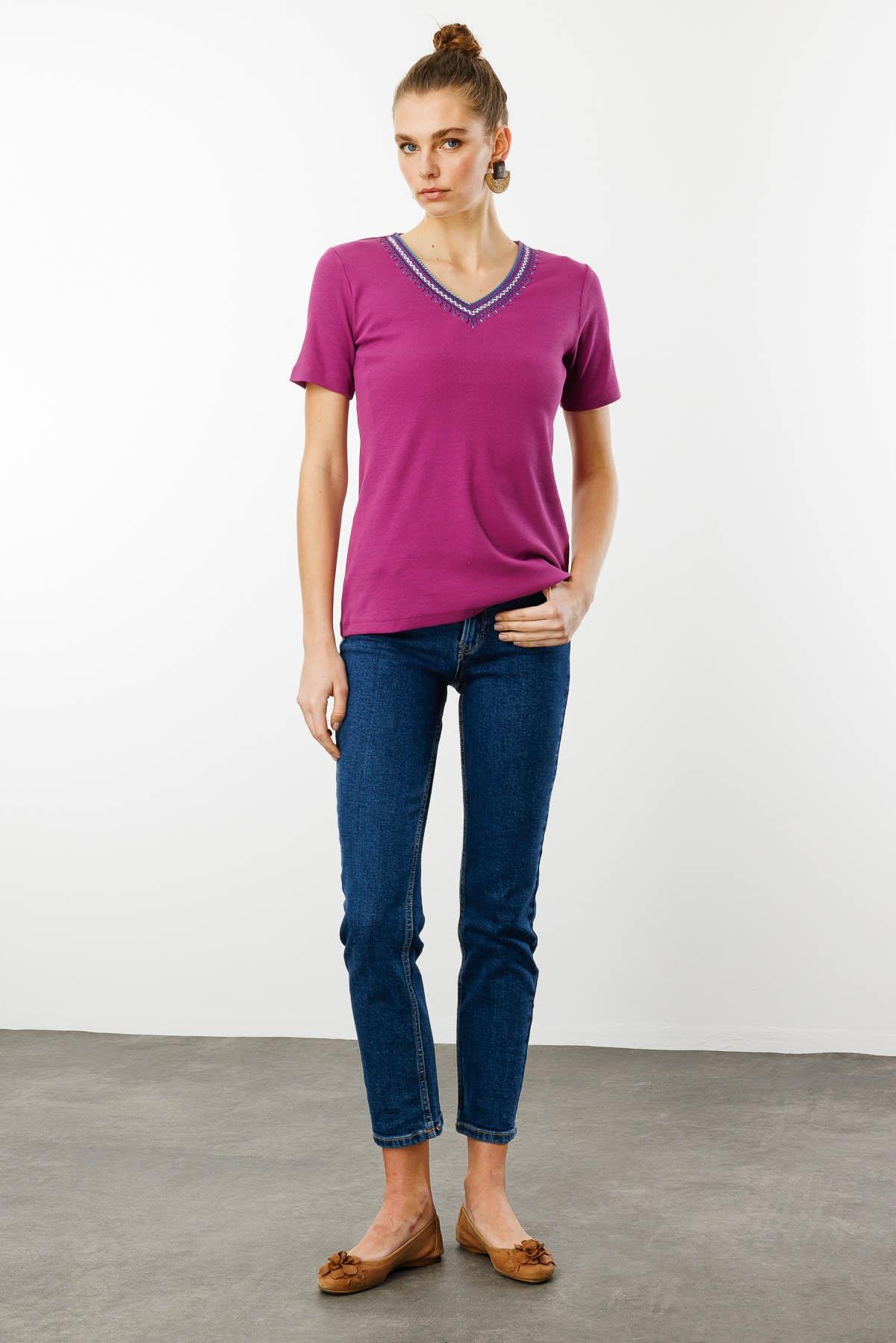25758Kadın V Yaka Yakası Nakış İşlemeli Pamuklu T-Shirt Fuşya
