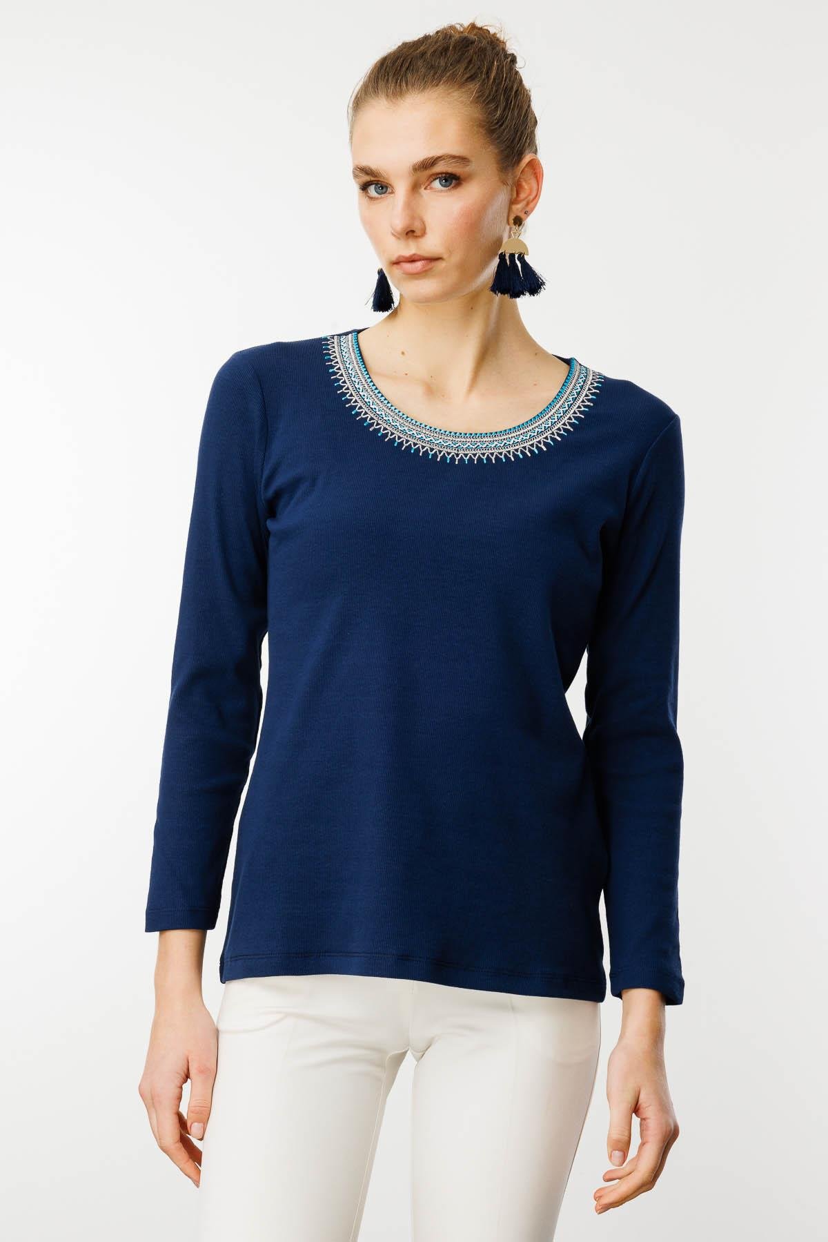 25759Kadın V Yaka Yakası Nakış İşlemeli Pamuklu Bluz Lacivert