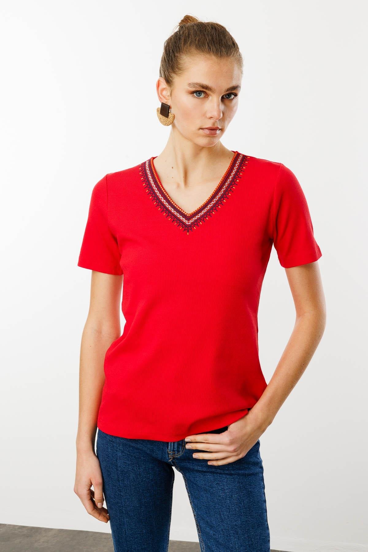 25758Kadın V Yaka Yakası Nakış İşlemeli Pamuklu T-Shirt Kırmızı