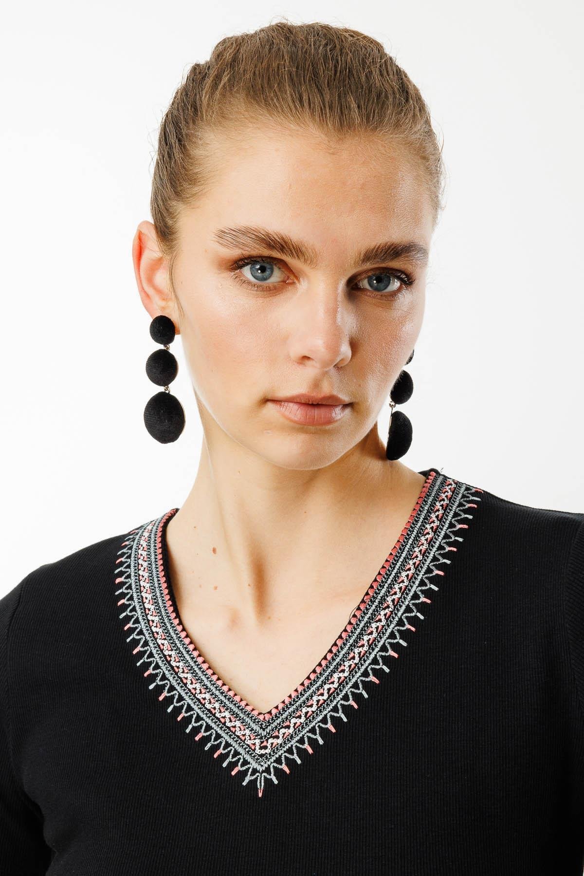 25758Kadın V Yaka Yakası Nakış İşlemeli Pamuklu T-Shirt Siyah