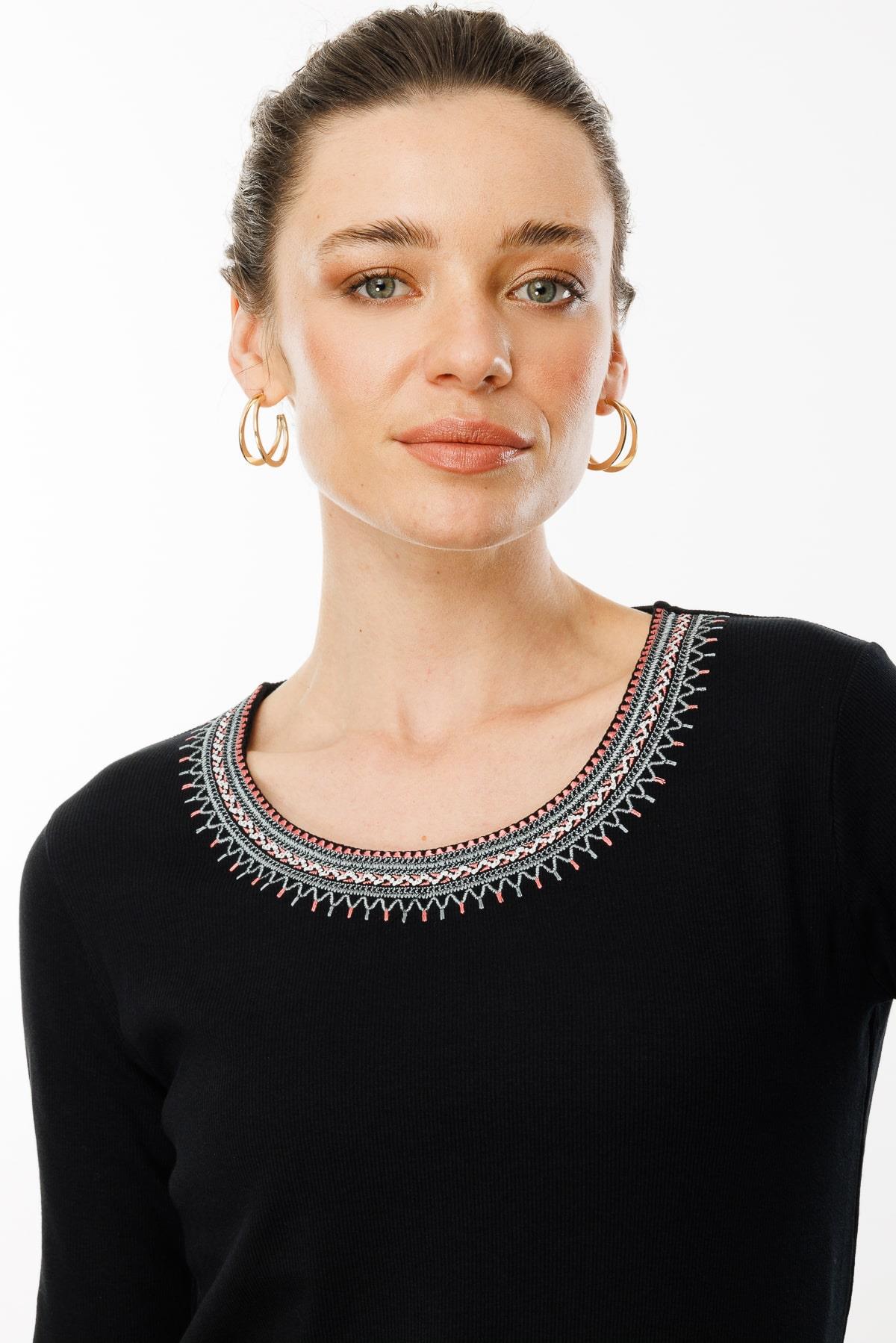 25759Kadın V Yaka Yakası Nakış İşlemeli Pamuklu Bluz Siyah