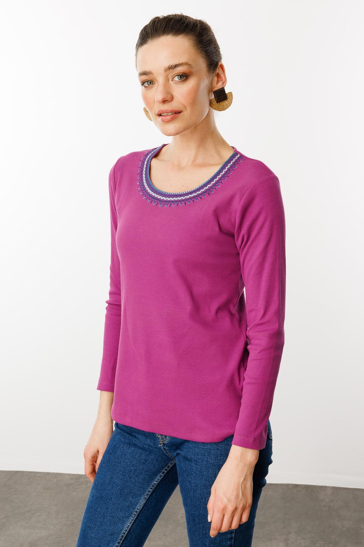 25759Kadın V Yaka Yakası Nakış İşlemeli Pamuklu Bluz Fuşya