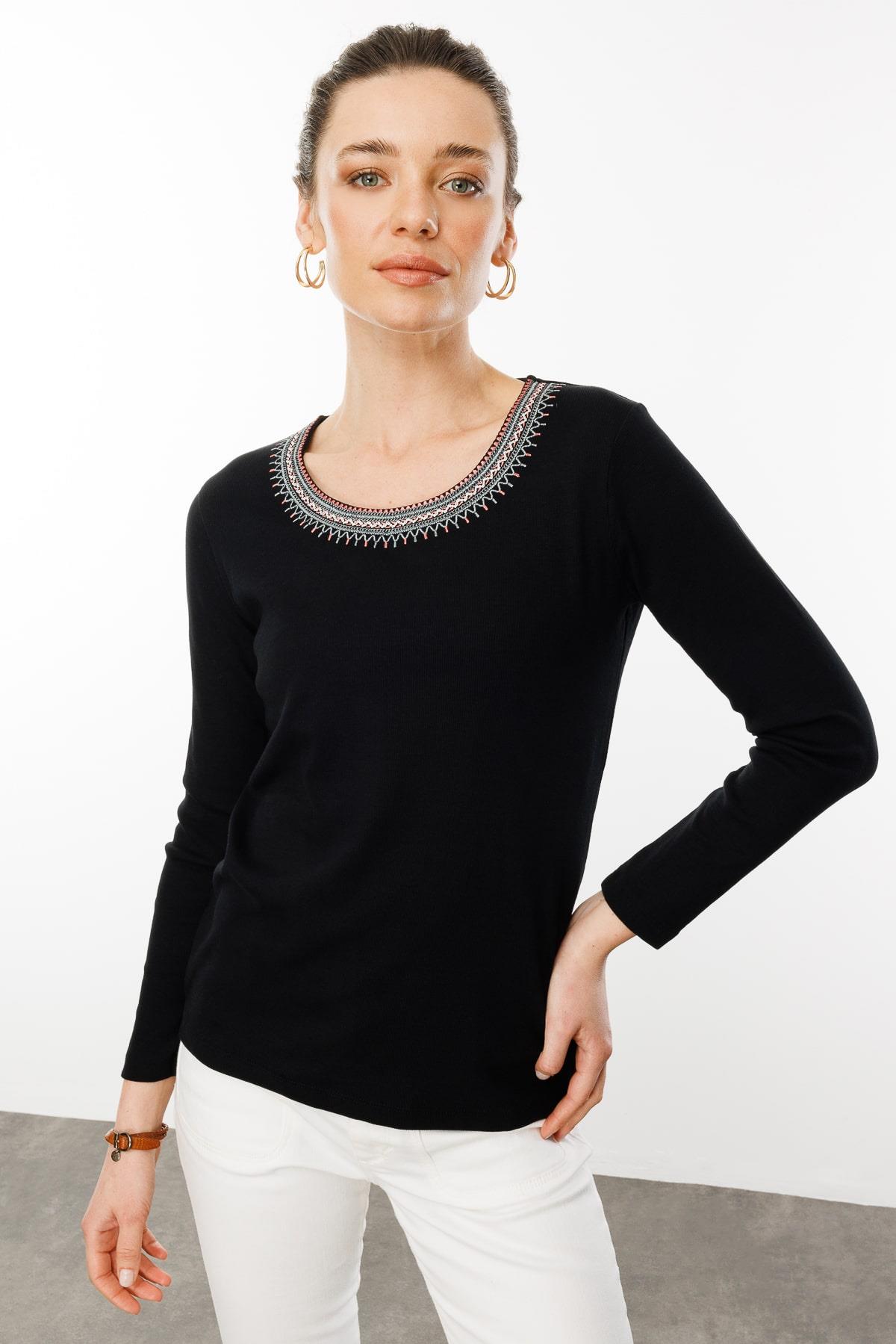 25759Kadın V Yaka Yakası Nakış İşlemeli Pamuklu Bluz Siyah