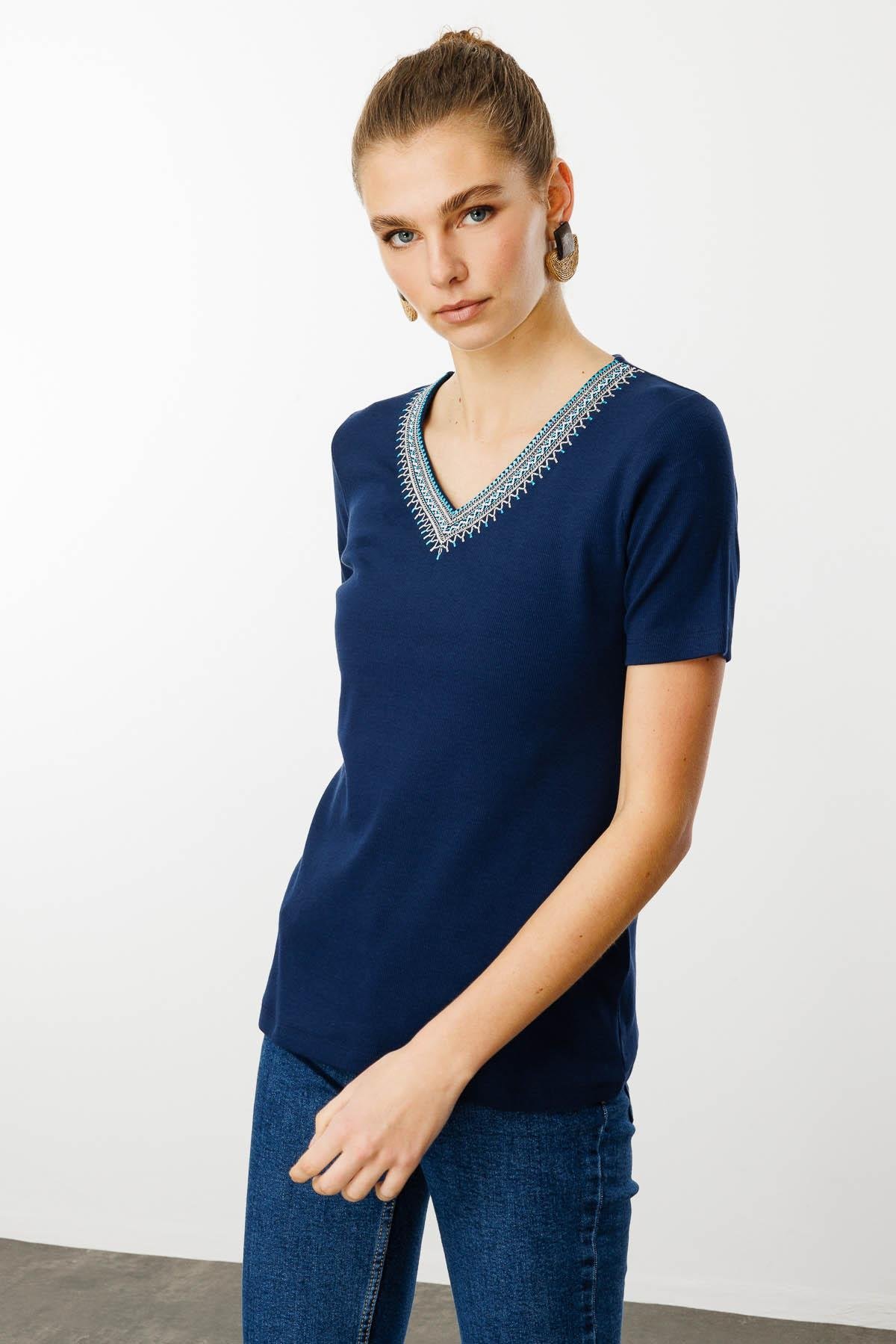 25758Kadın V Yaka Yakası Nakış İşlemeli Pamuklu T-Shirt Lacivert
