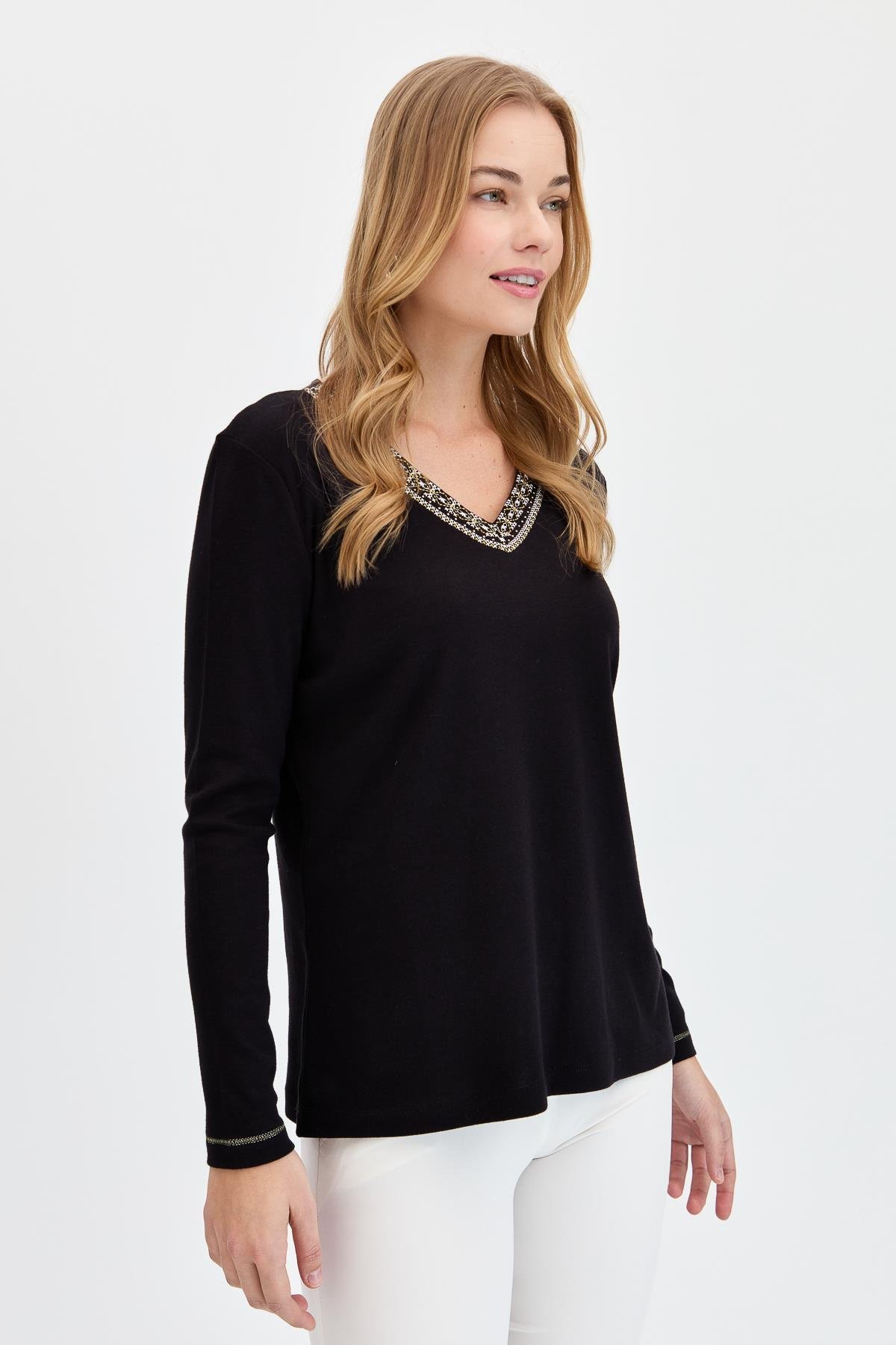 KMY24011Kadın V Yaka Yakası Nakışlı Pamuklu Bluz Siyah
