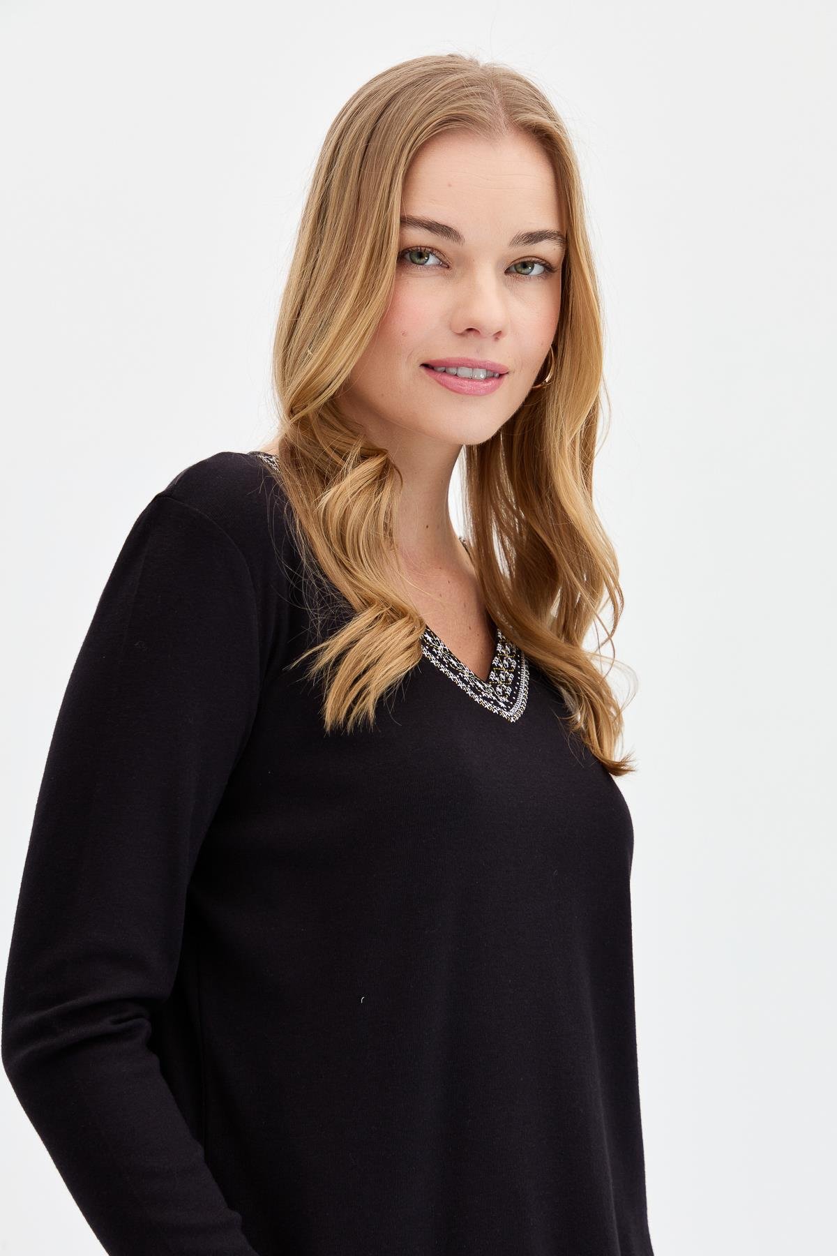 KMY24011Kadın V Yaka Yakası Nakışlı Pamuklu Bluz Siyah